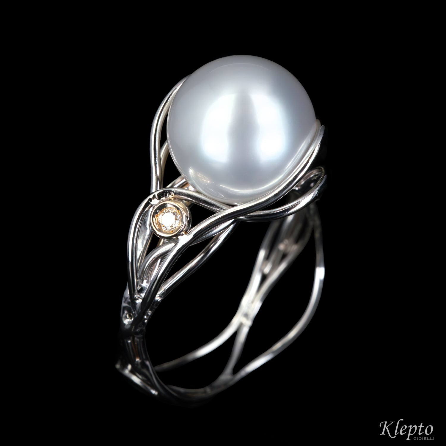 White gold ring with Australian Pearl and Diamond