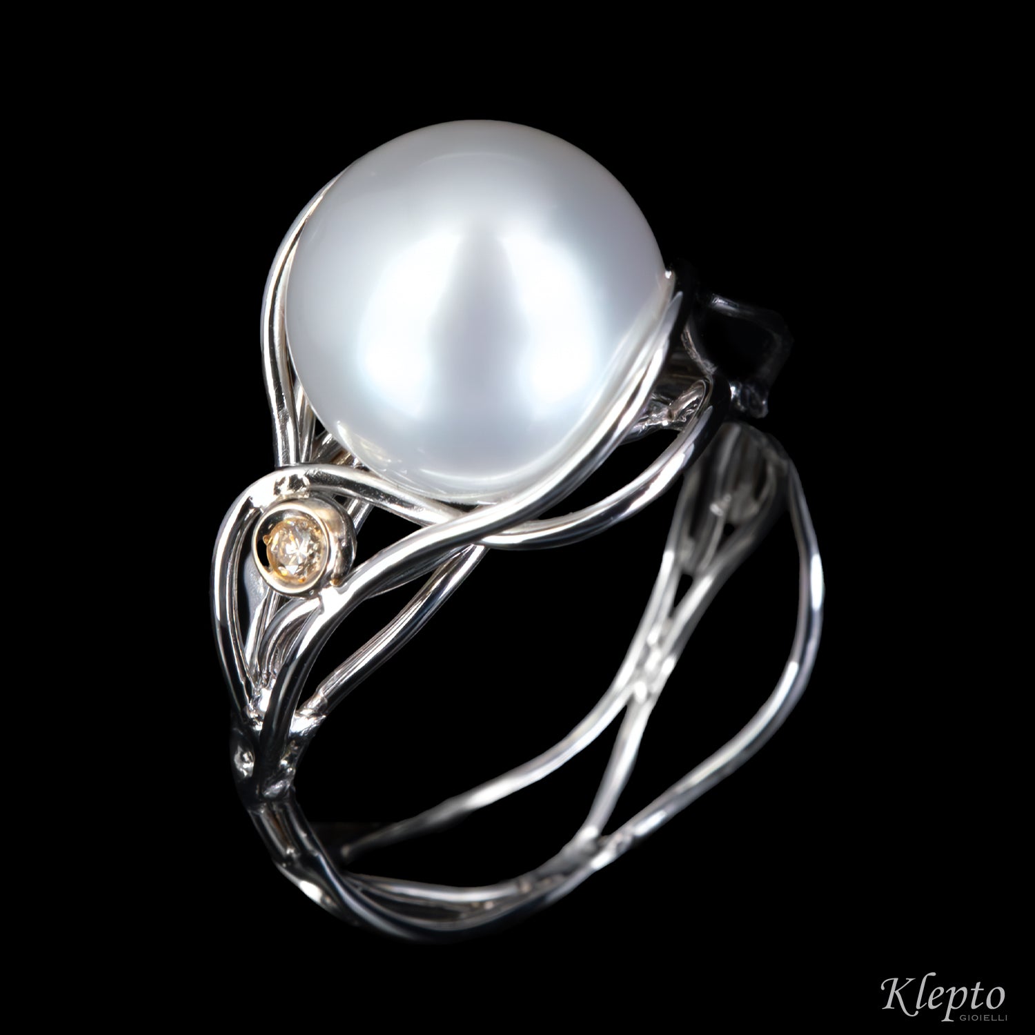 White gold ring with Australian Pearl and Diamond