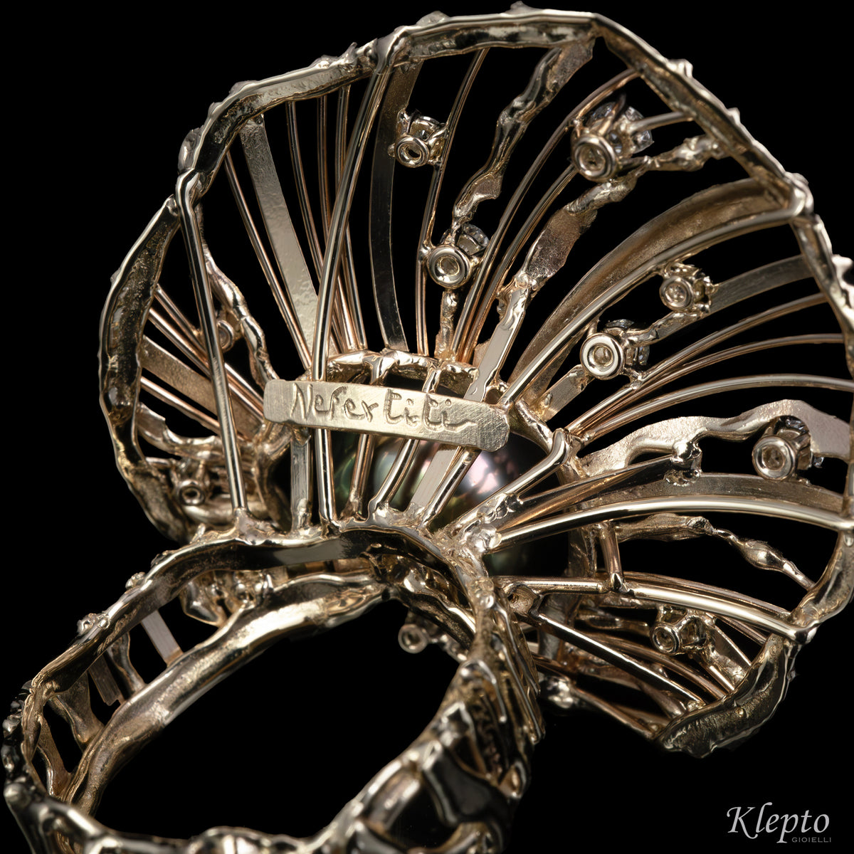 "Nefertiti" natural white gold ring with Polynesian pearl and diamonds