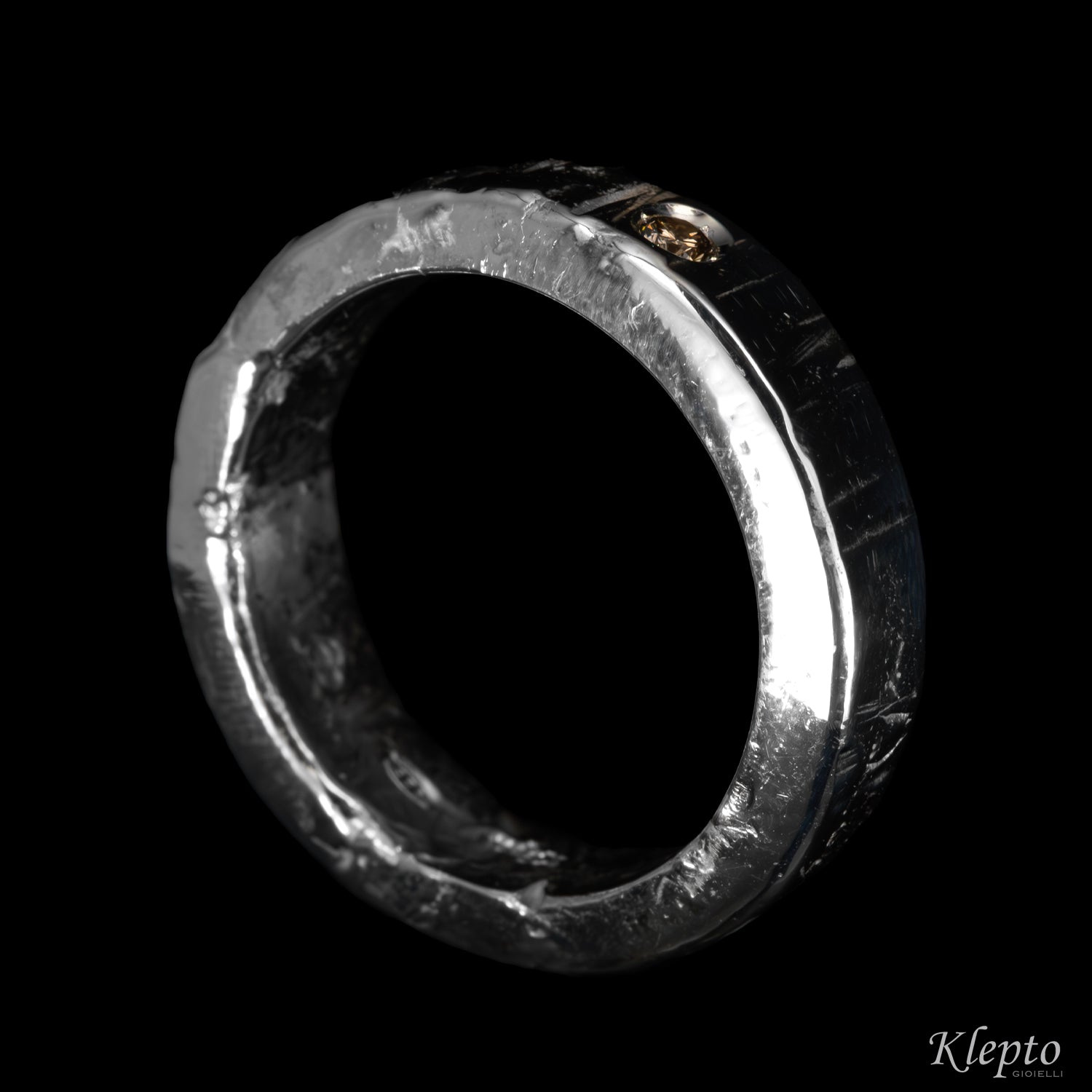 Silver Ring Silnova® with Brown Diamond
Source:
Anello in Argento Silnova® con Diamante brown