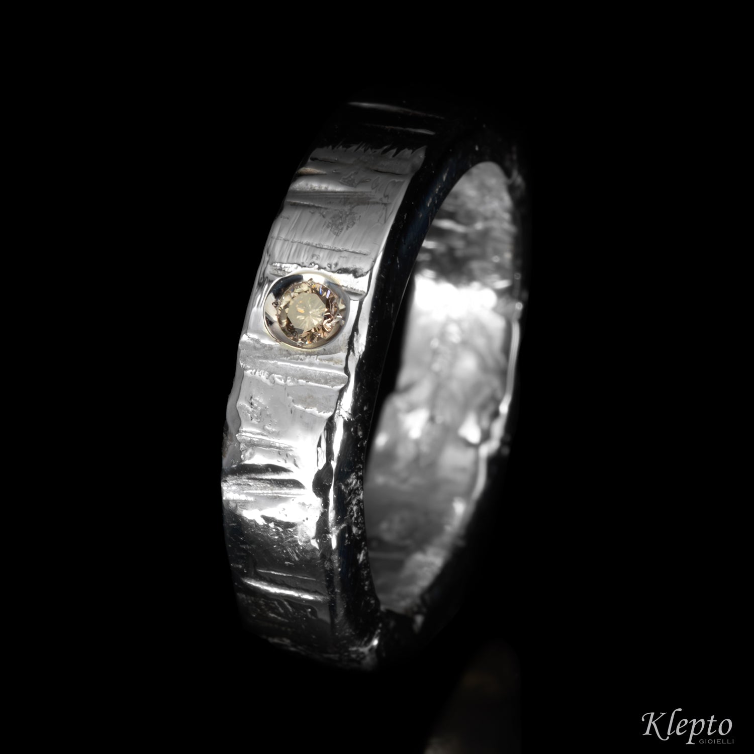 Silver Ring Silnova® with Brown Diamond
Source:
Anello in Argento Silnova® con Diamante brown