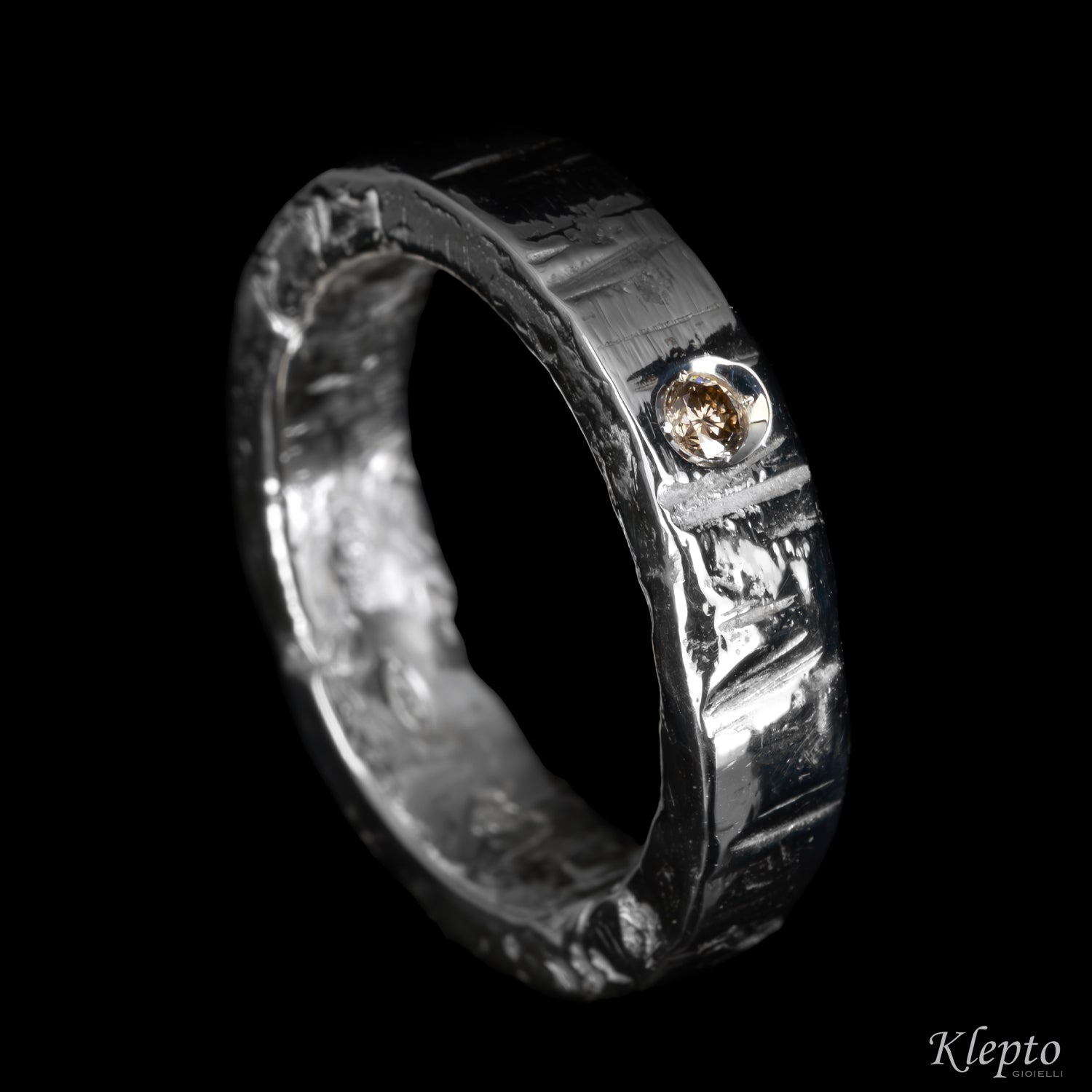 Silver Ring Silnova® with Brown Diamond
Source:
Anello in Argento Silnova® con Diamante brown