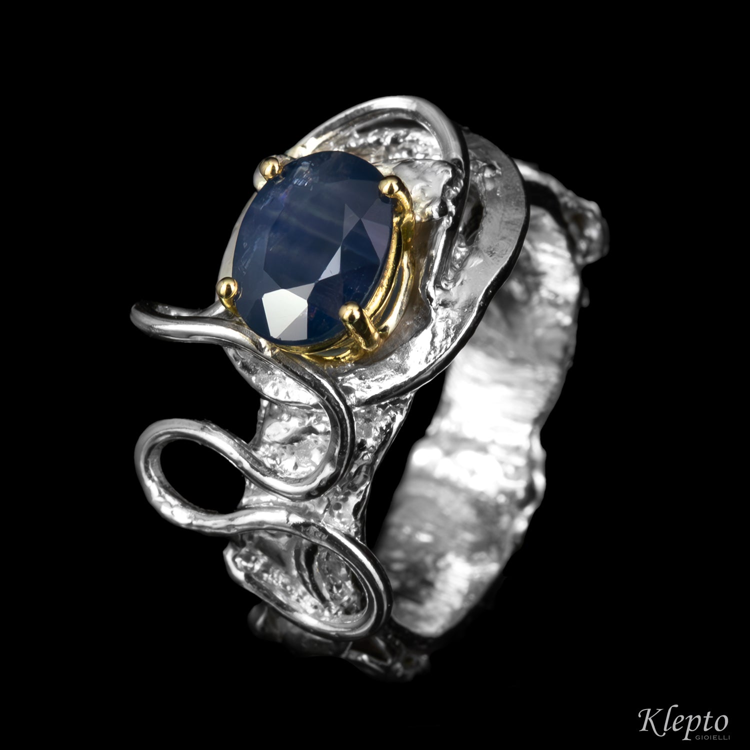 Silver ring Silnova with blue sapphire and yellow gold details