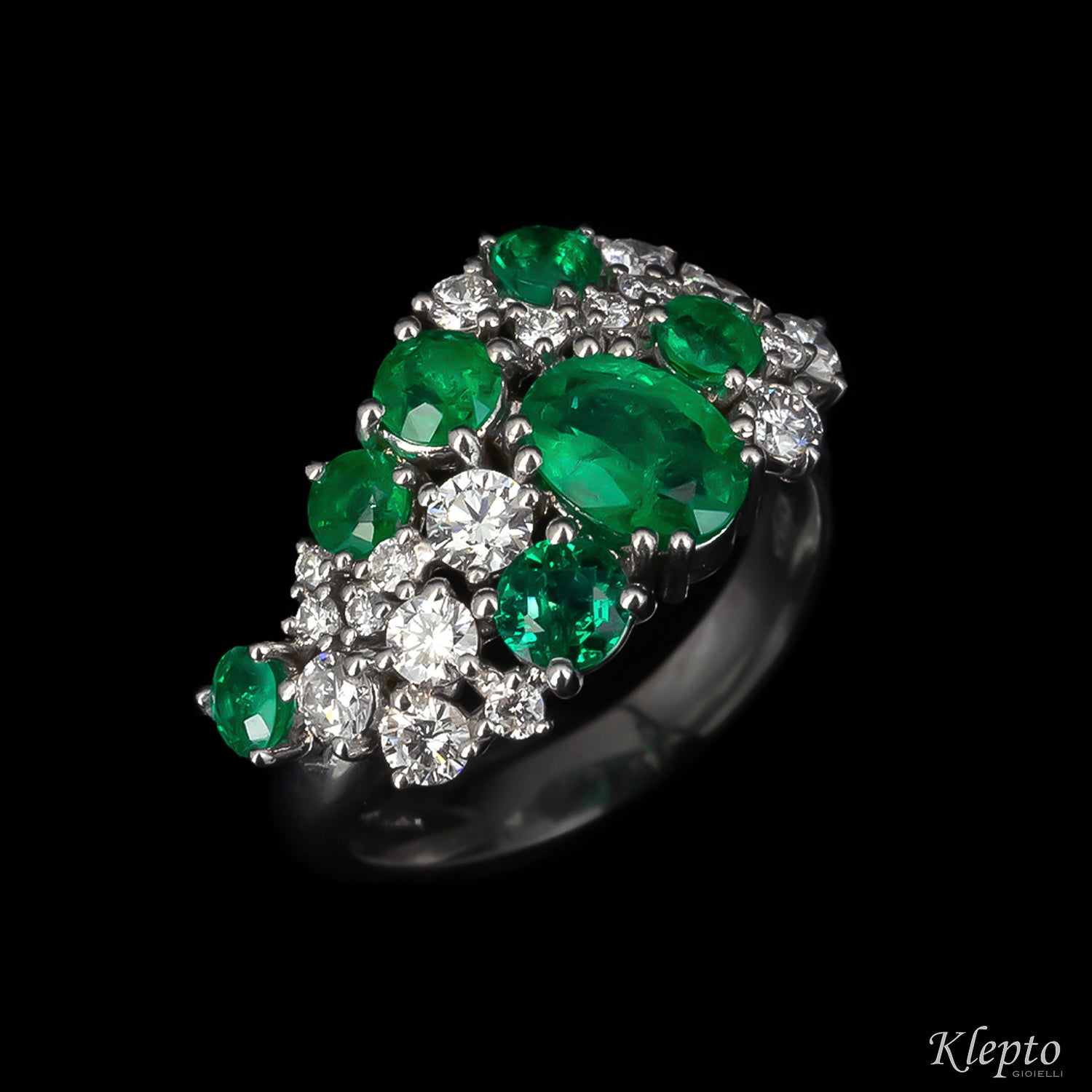 Classic ring by Klepto in white gold with emeralds and diamonds