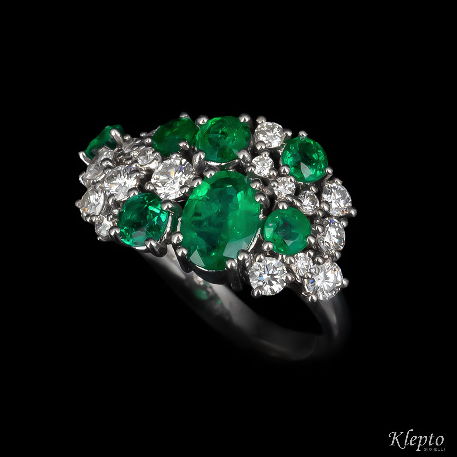 Classic ring by Klepto in white gold with emeralds and diamonds