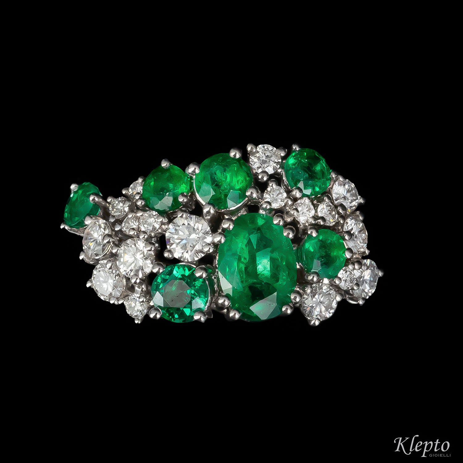 Classic ring by Klepto in white gold with emeralds and diamonds