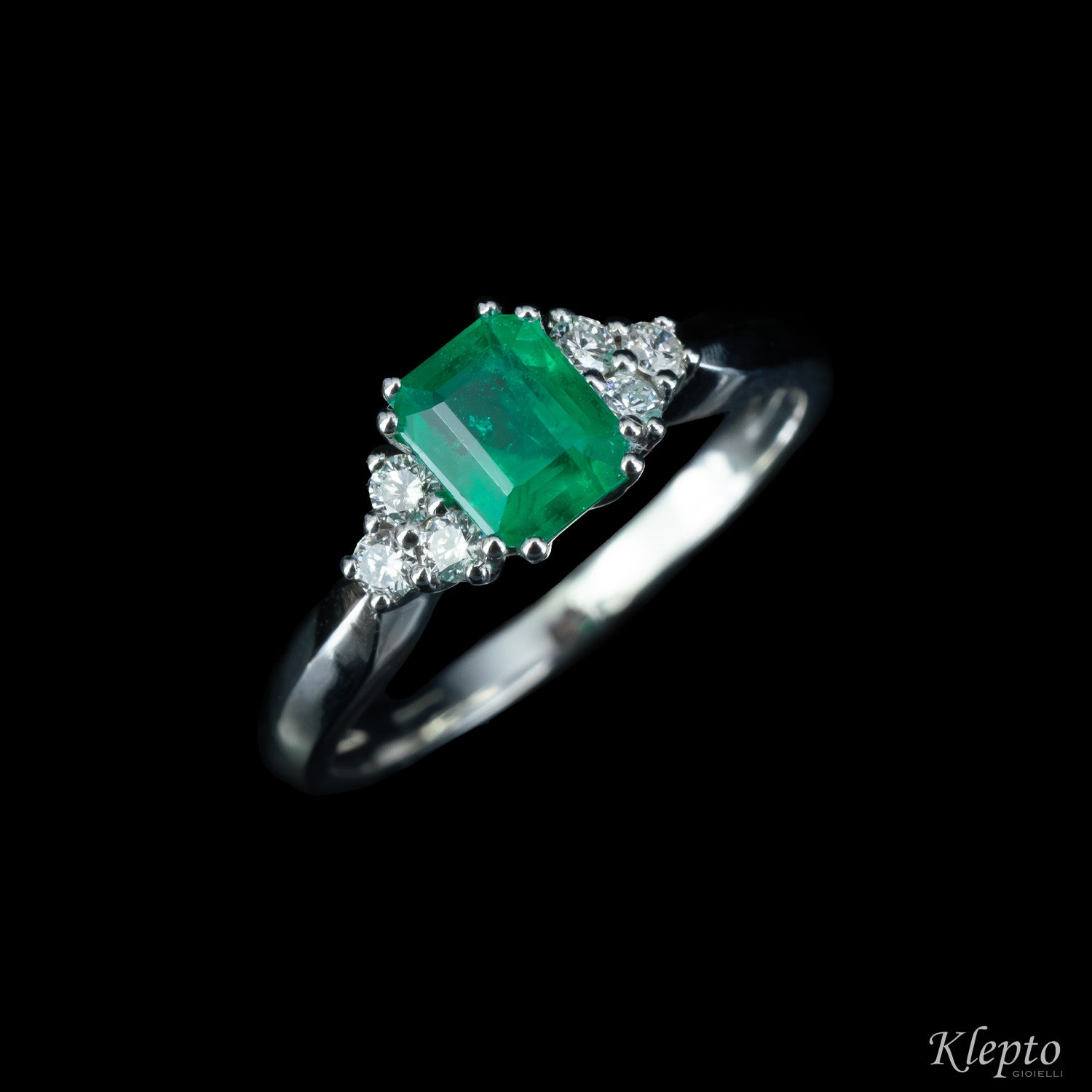 Classic ring in white gold with Emerald and Diamonds