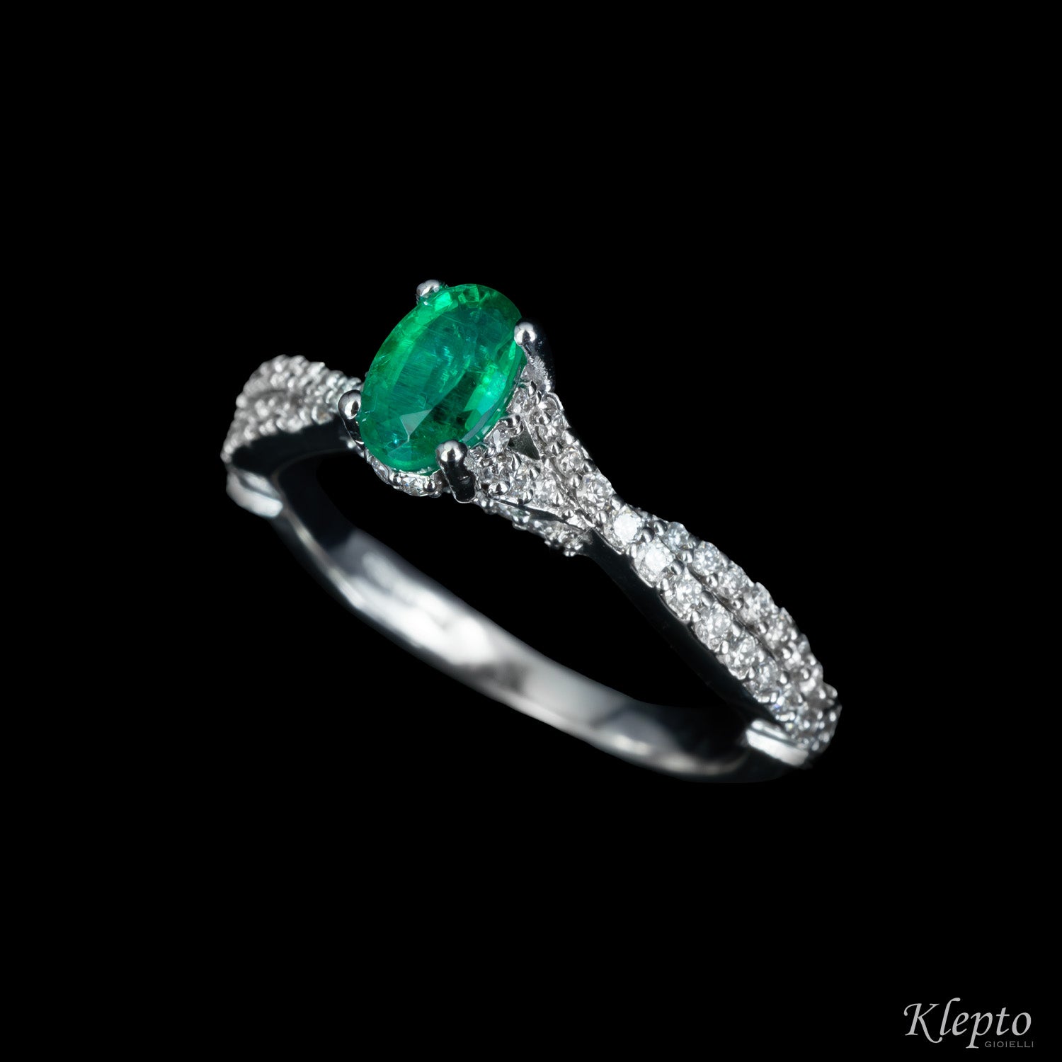 Classic ring in white gold with Emerald and Diamonds