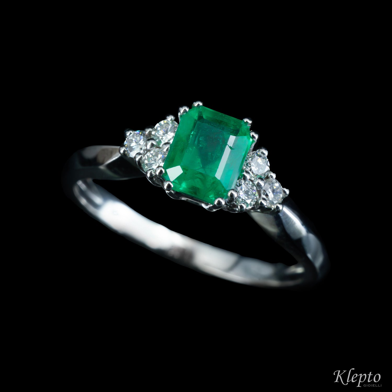 Classic ring in white gold with Emerald and Diamonds