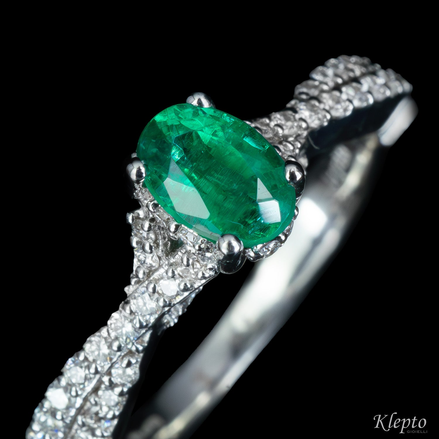 Classic ring in white gold with Emerald and Diamonds