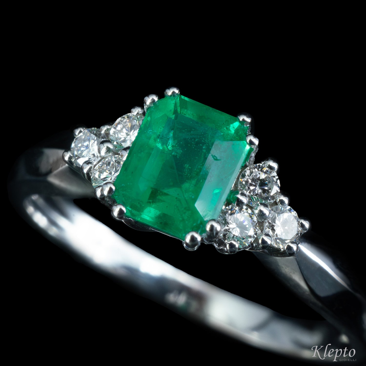 Classic ring in white gold with Emerald and Diamonds