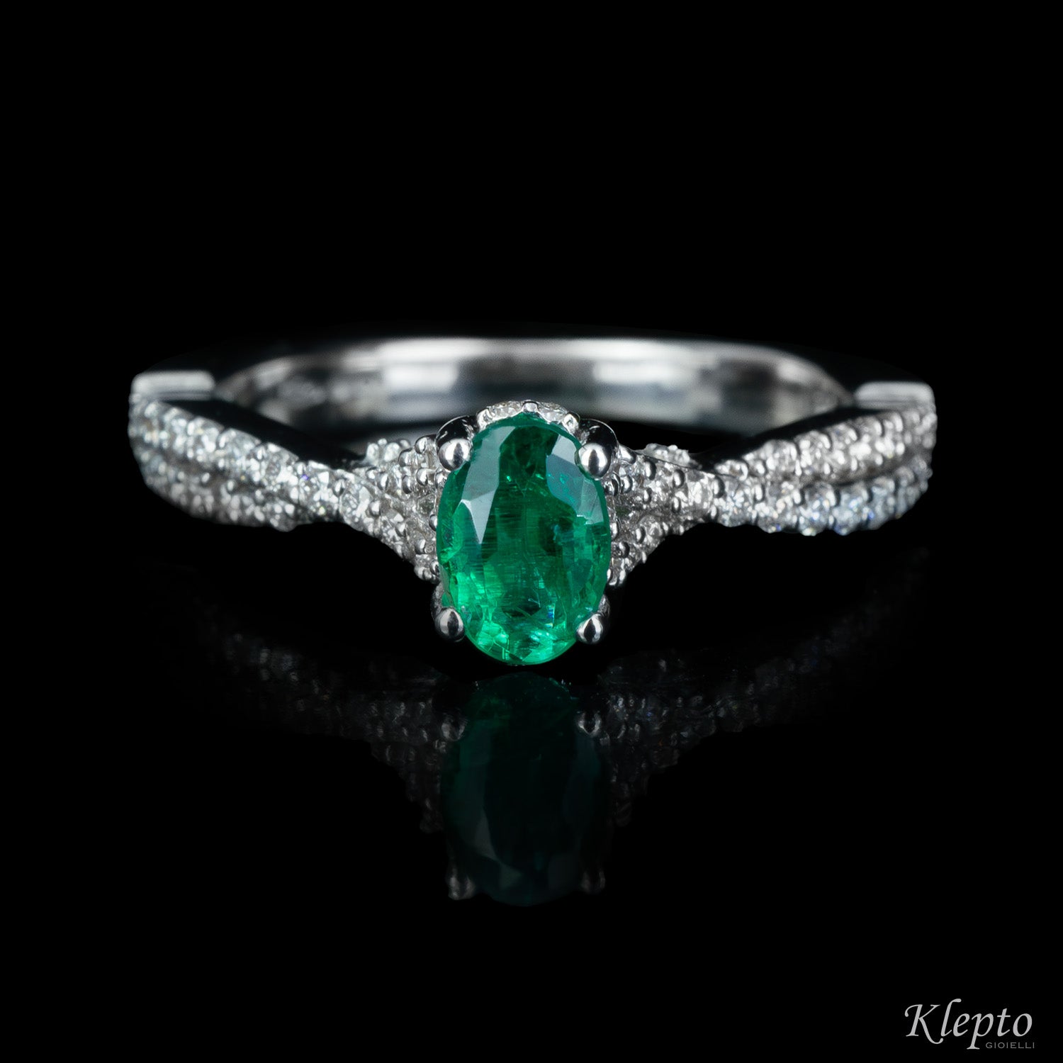 Classic ring in white gold with Emerald and Diamonds