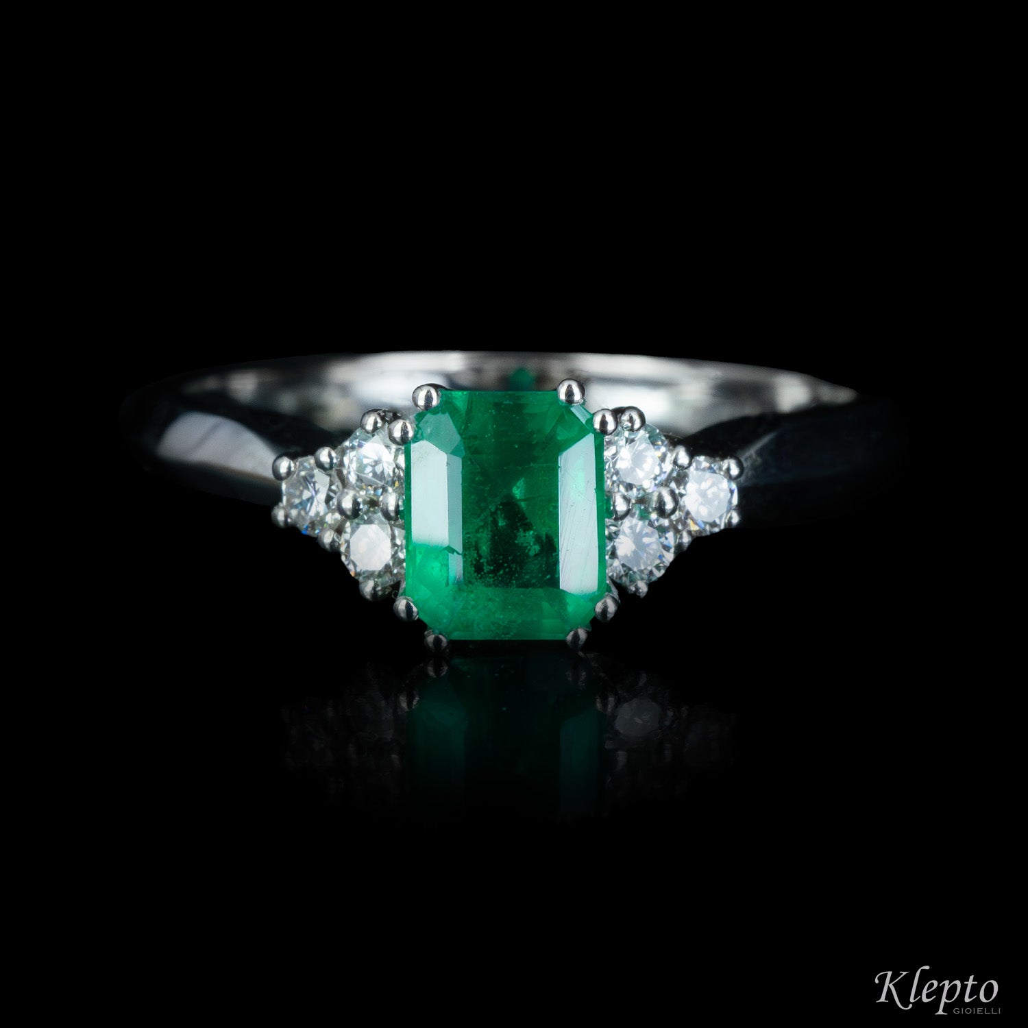 Classic ring in white gold with Emerald and Diamonds