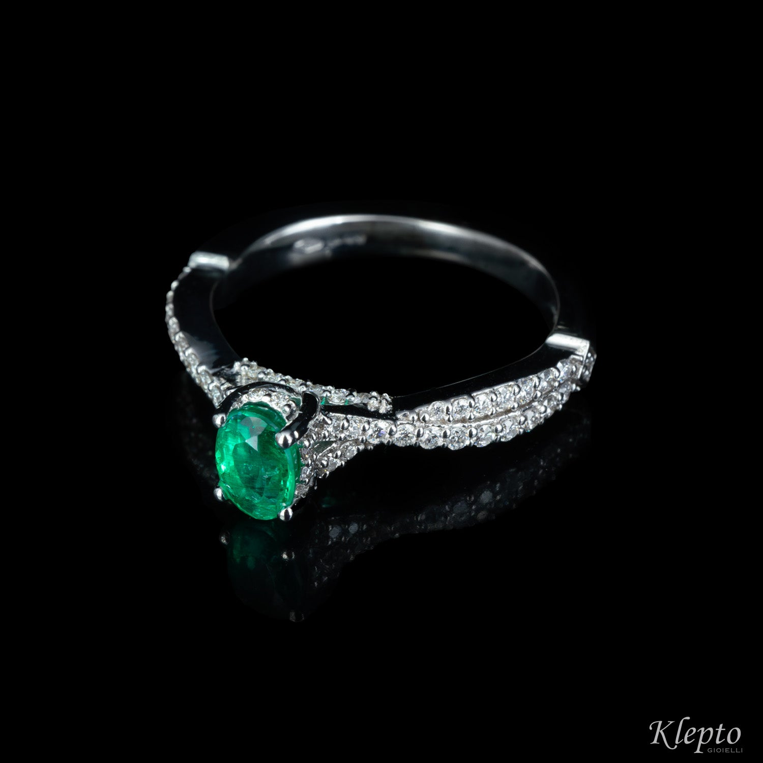 Classic ring in white gold with Emerald and Diamonds