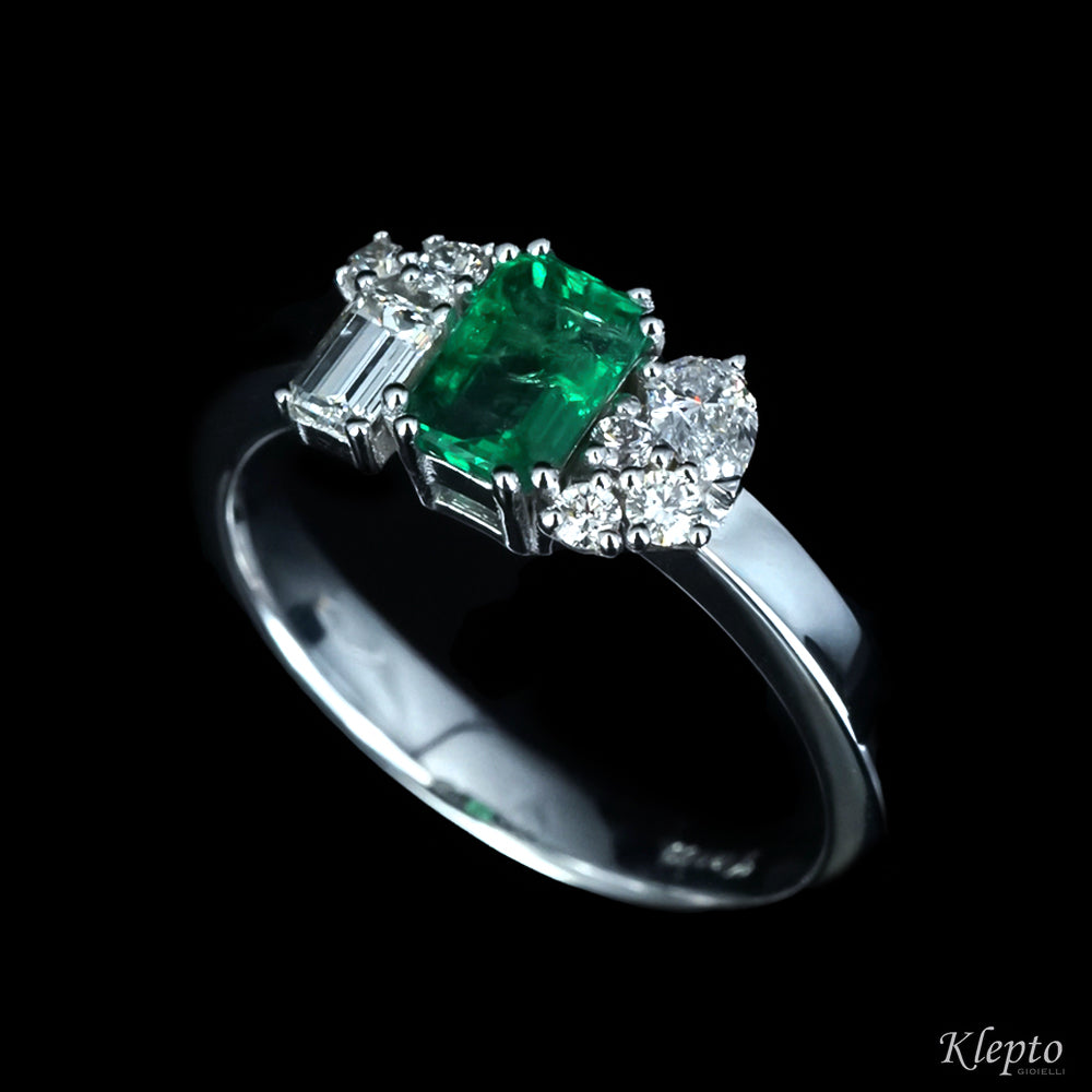 Classic ring by Klepto in white gold with octagonal emerald and diamonds