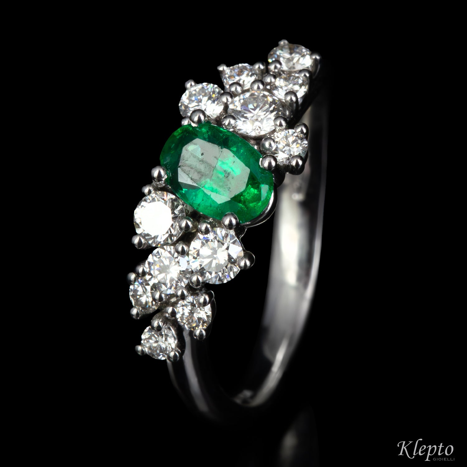 Classic ring by Klepto in white gold with emerald and diamonds