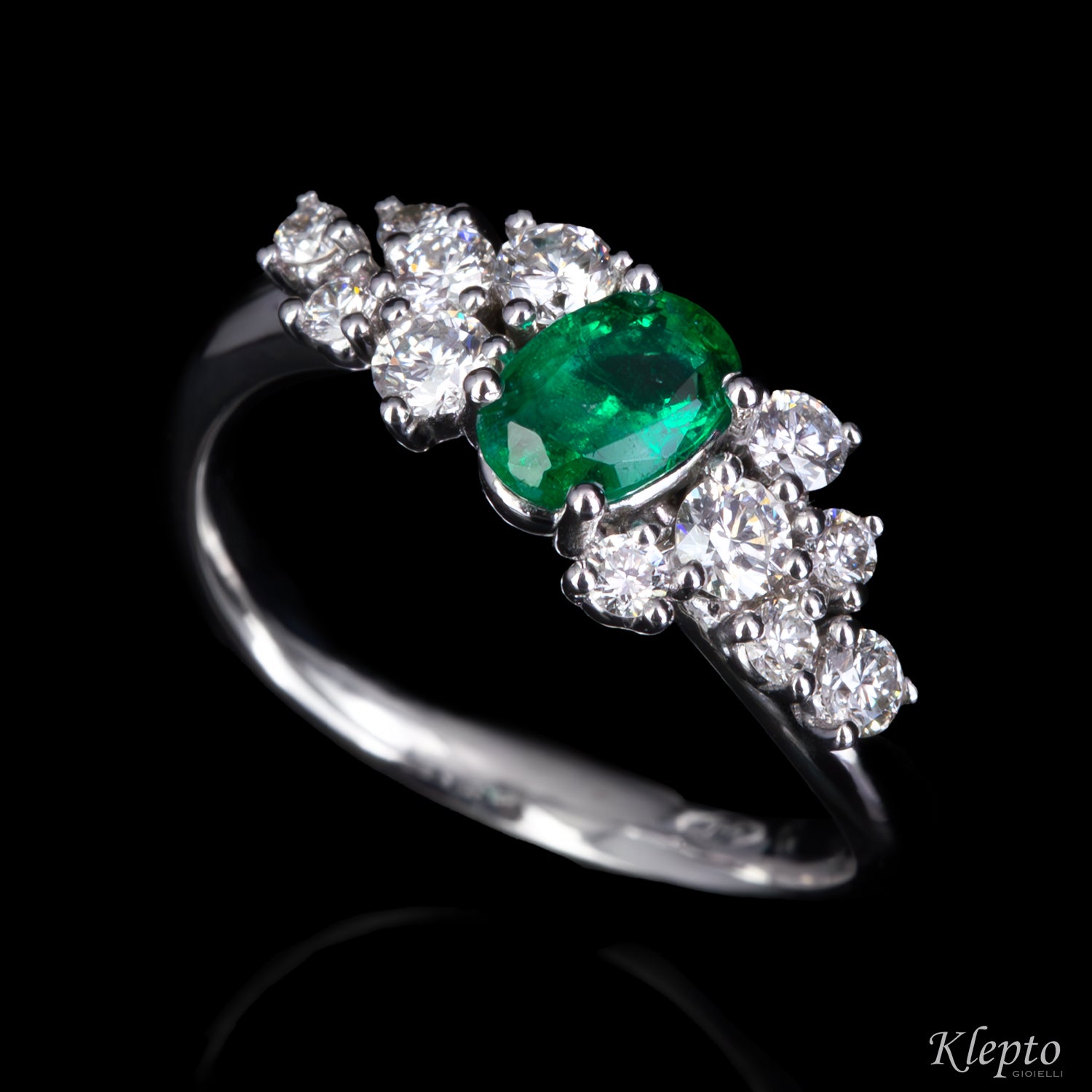 Classic ring by Klepto in white gold with emerald and diamonds