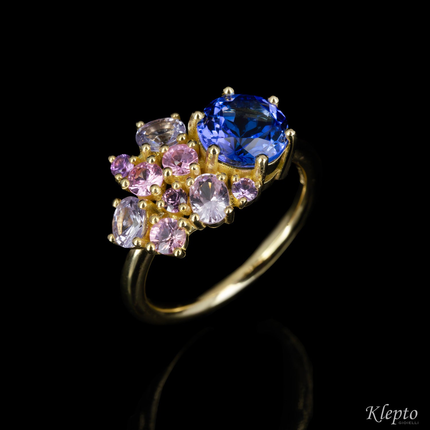 Classic ring by Klepto in yellow gold with Tanzanite and Sapphires