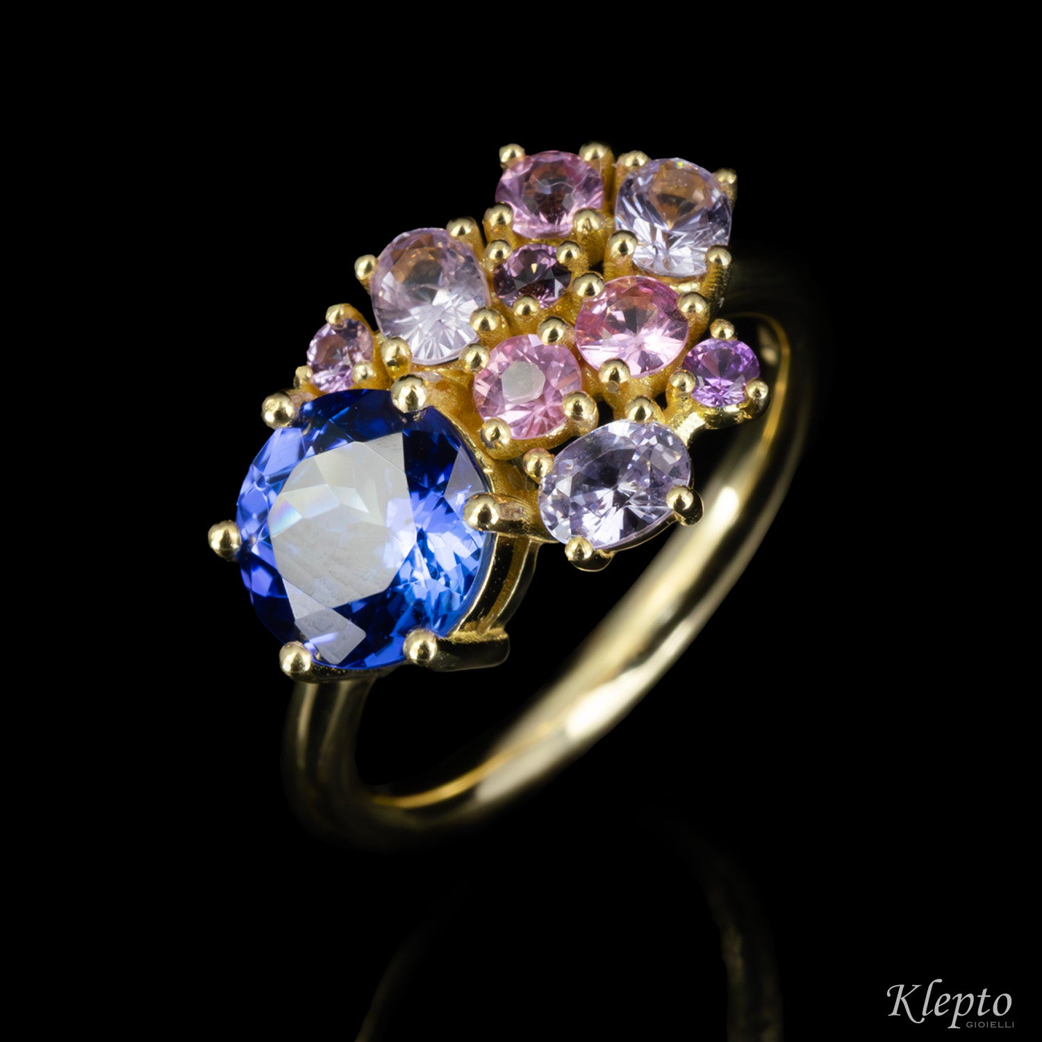 Classic ring by Klepto in yellow gold with Tanzanite and Sapphires
