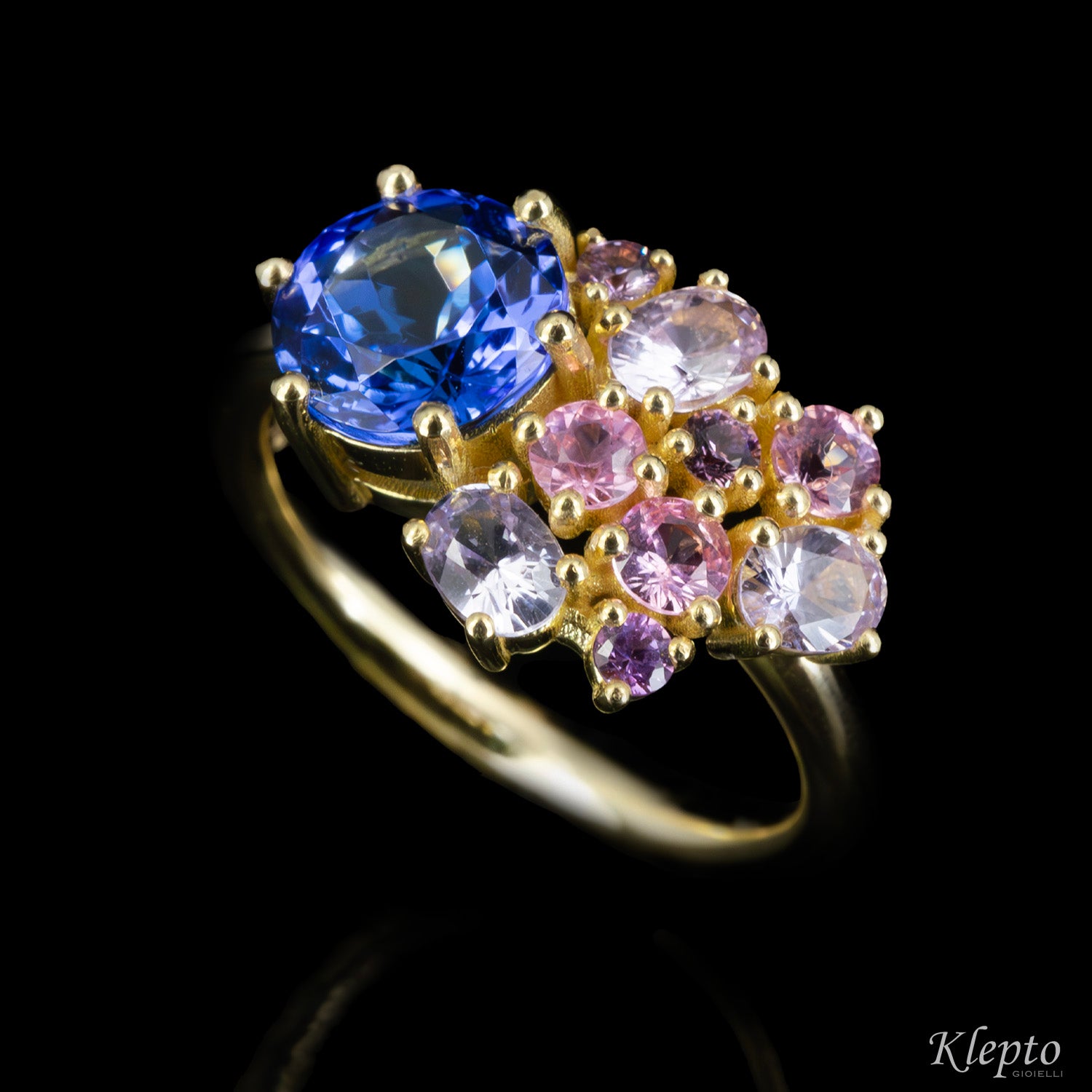 Classic ring by Klepto in yellow gold with Tanzanite and Sapphires