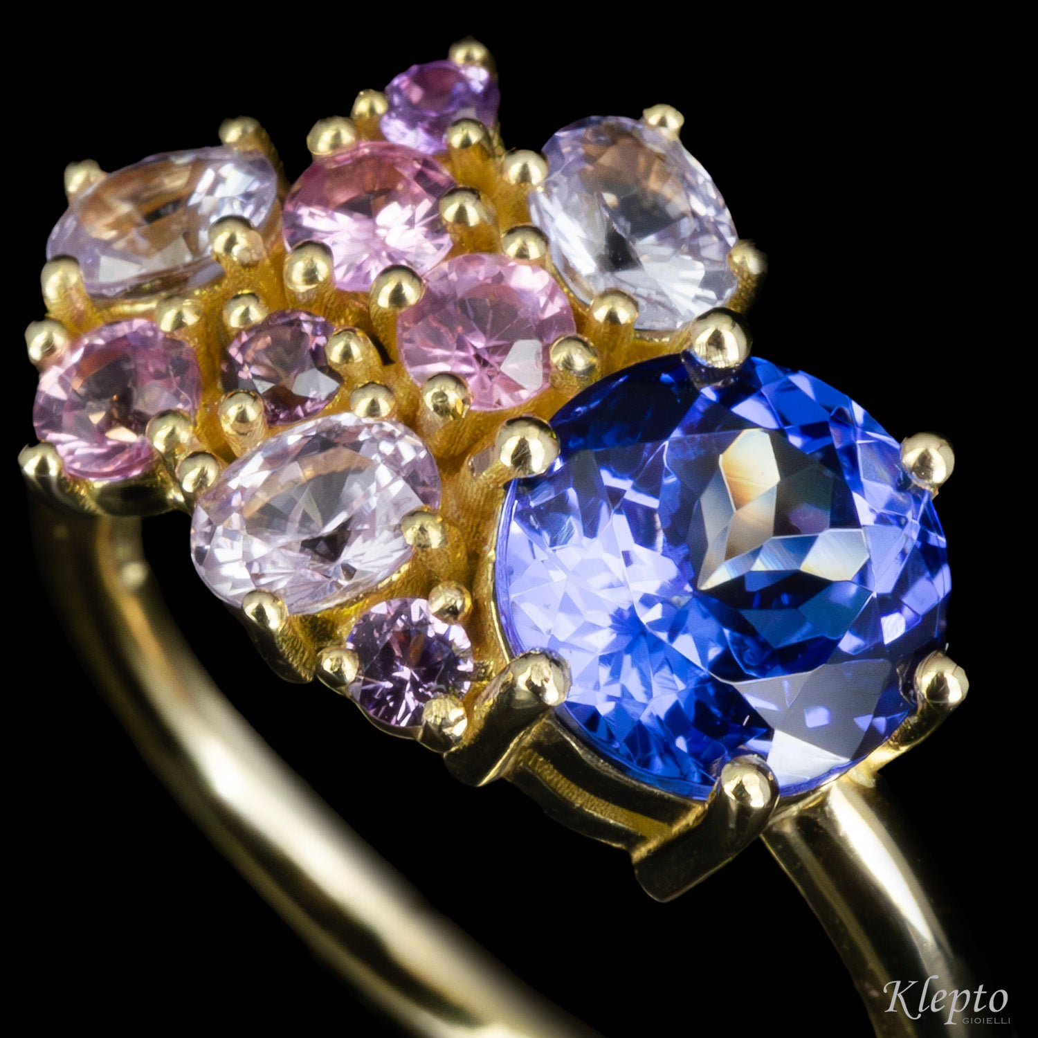 Classic ring by Klepto in yellow gold with Tanzanite and Sapphires