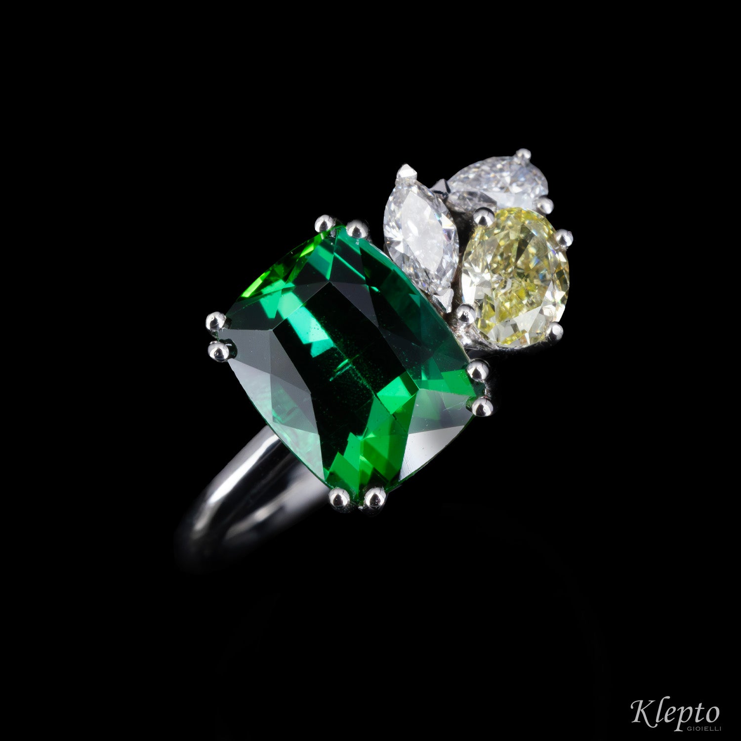 Classic ring by Klepto in white gold with green tourmaline and diamonds