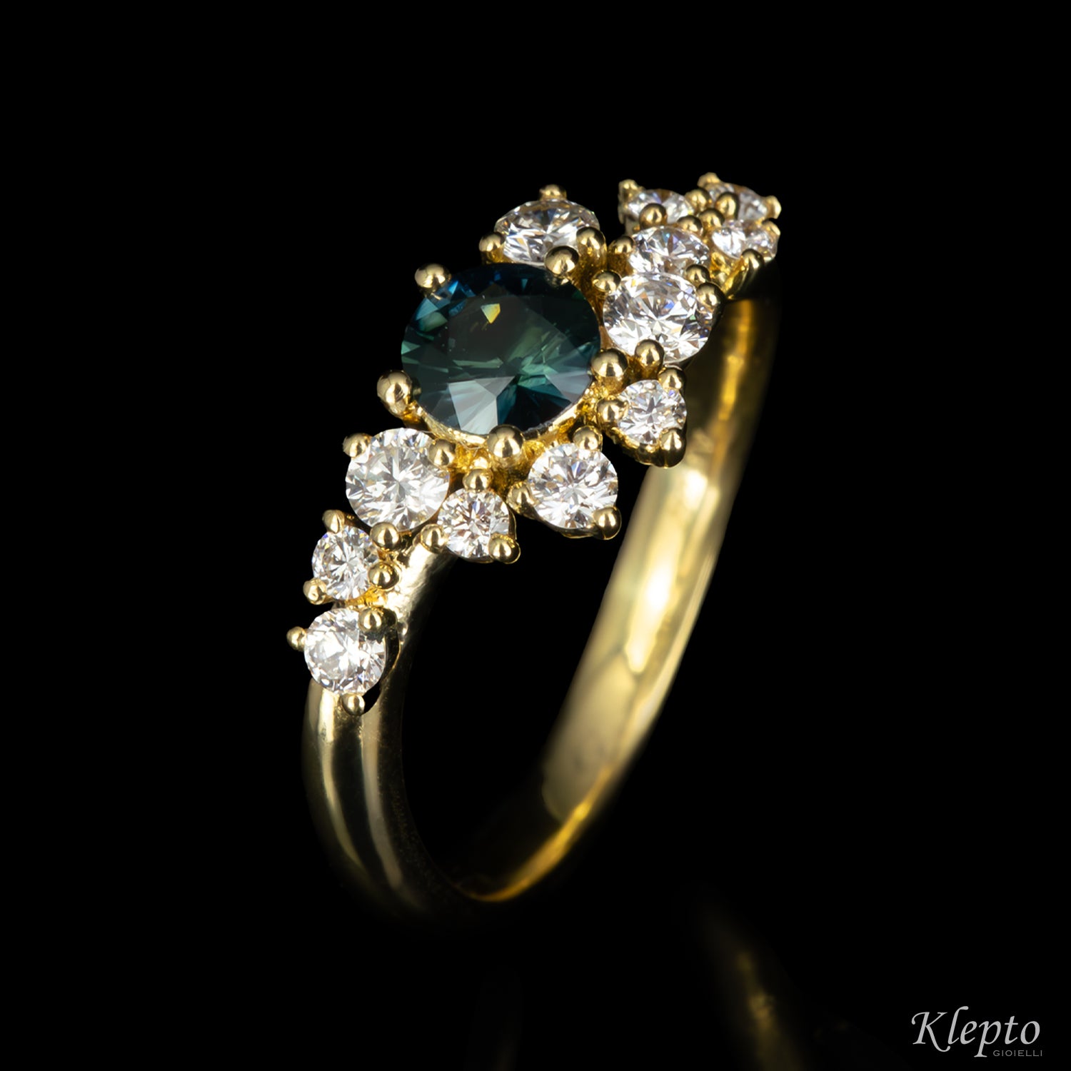 Classic ring by Klepto in yellow gold with teal Sapphire and Diamonds