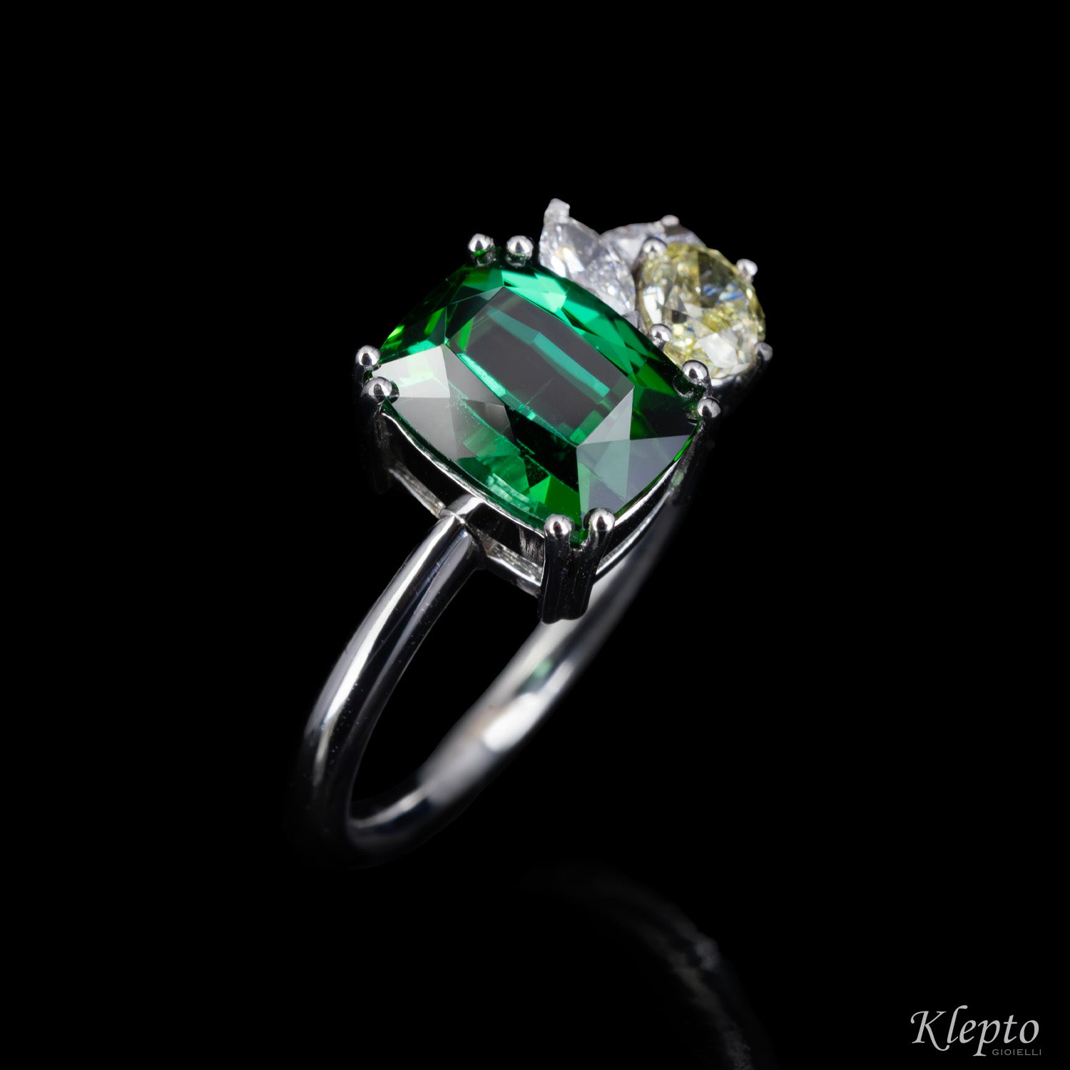 Classic ring by Klepto in white gold with green tourmaline and diamonds