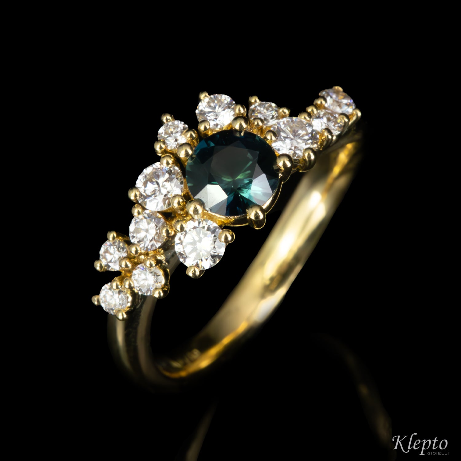 Classic ring by Klepto in yellow gold with teal Sapphire and Diamonds
