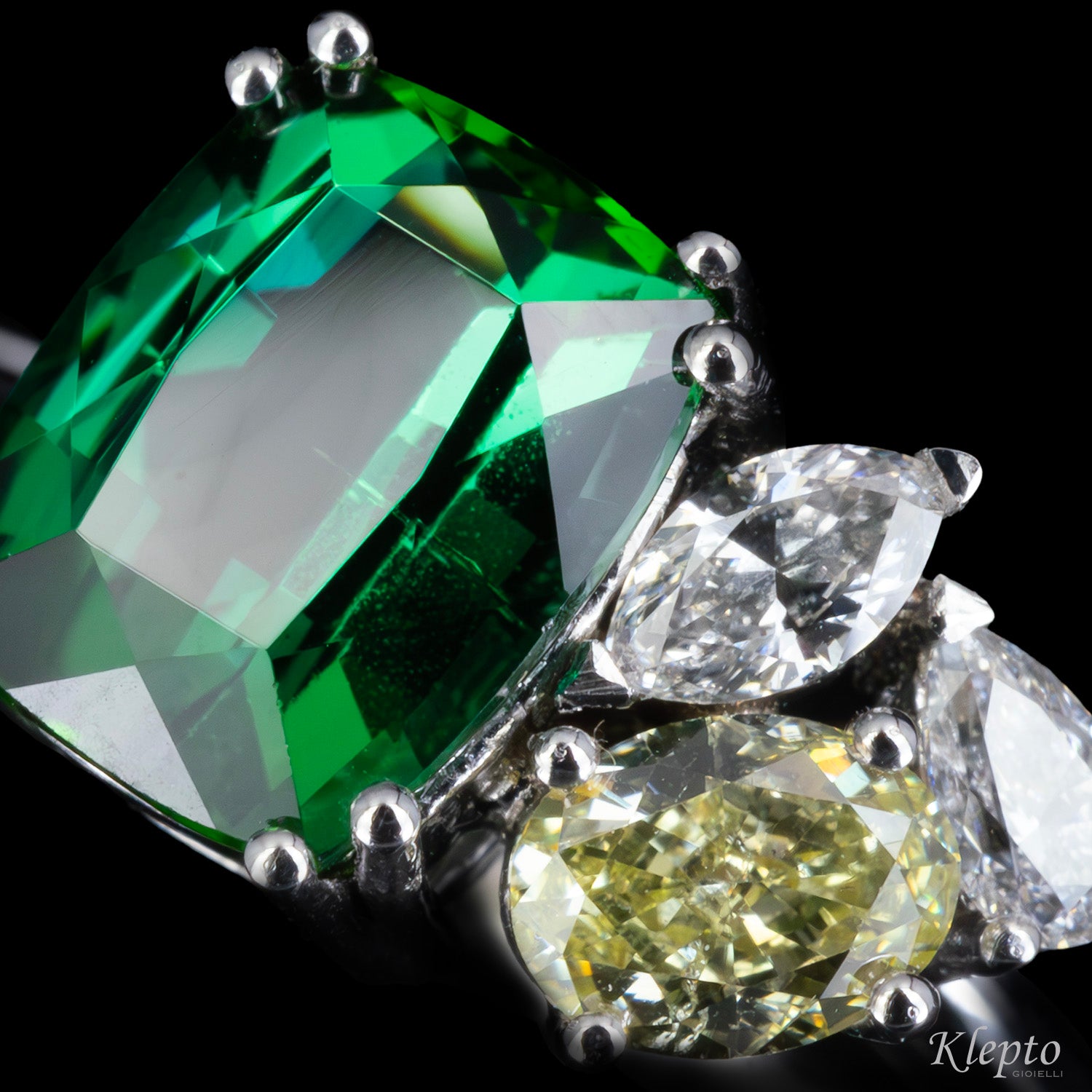 Classic ring by Klepto in white gold with green tourmaline and diamonds