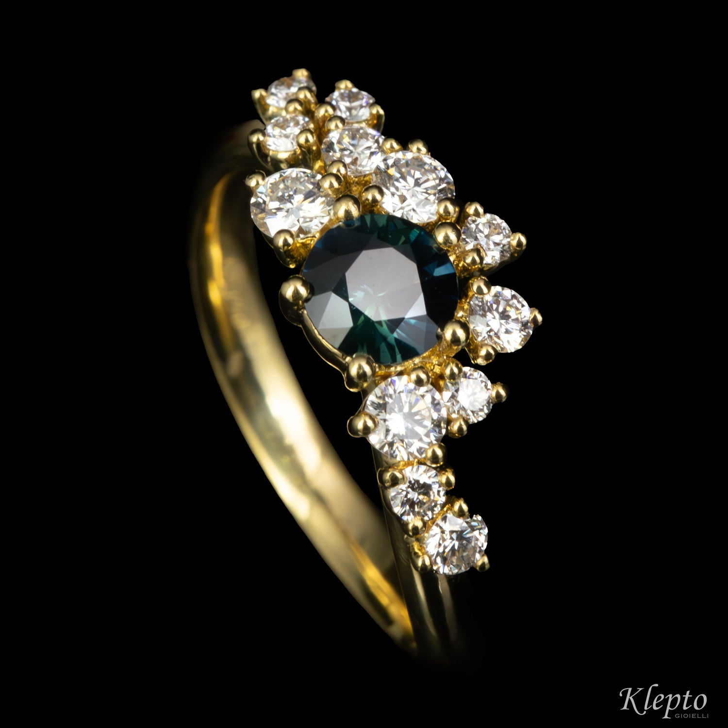 Classic ring by Klepto in yellow gold with teal Sapphire and Diamonds