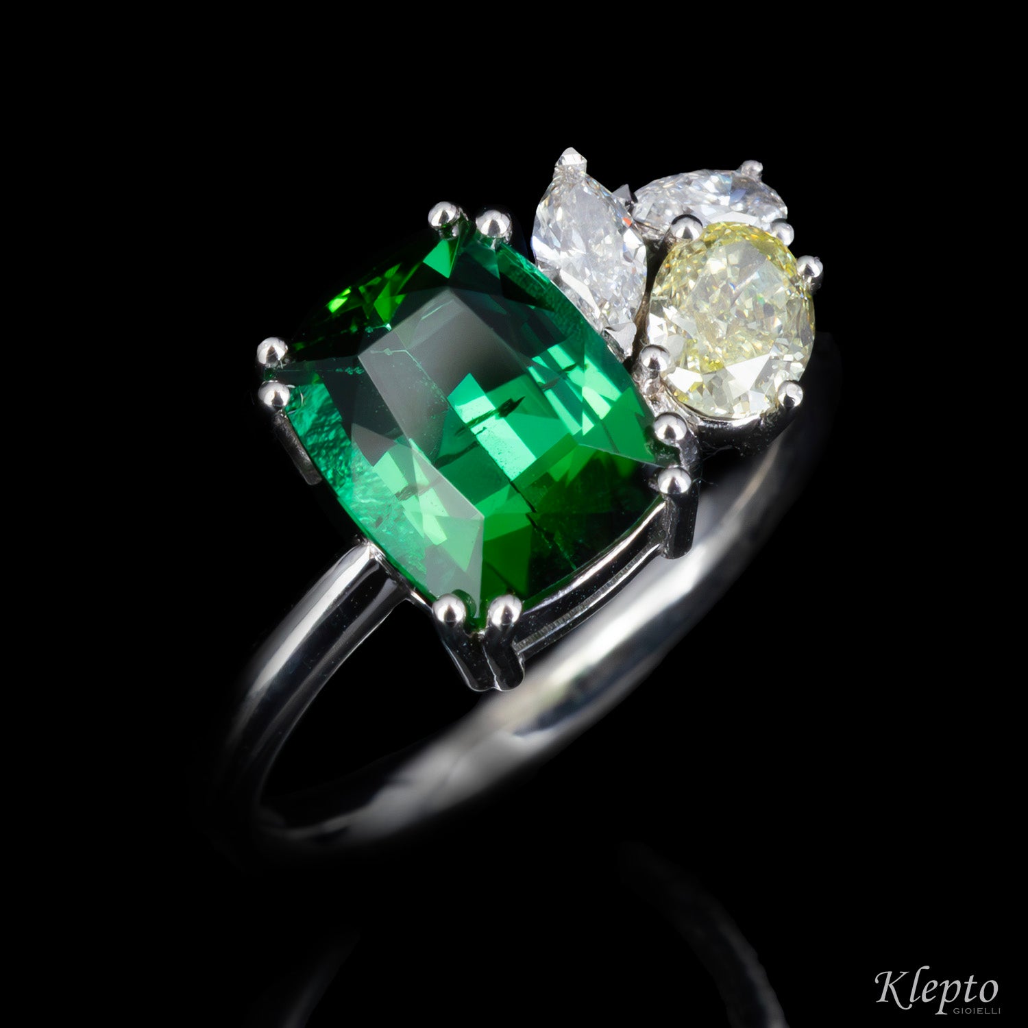Classic ring by Klepto in white gold with green tourmaline and diamonds