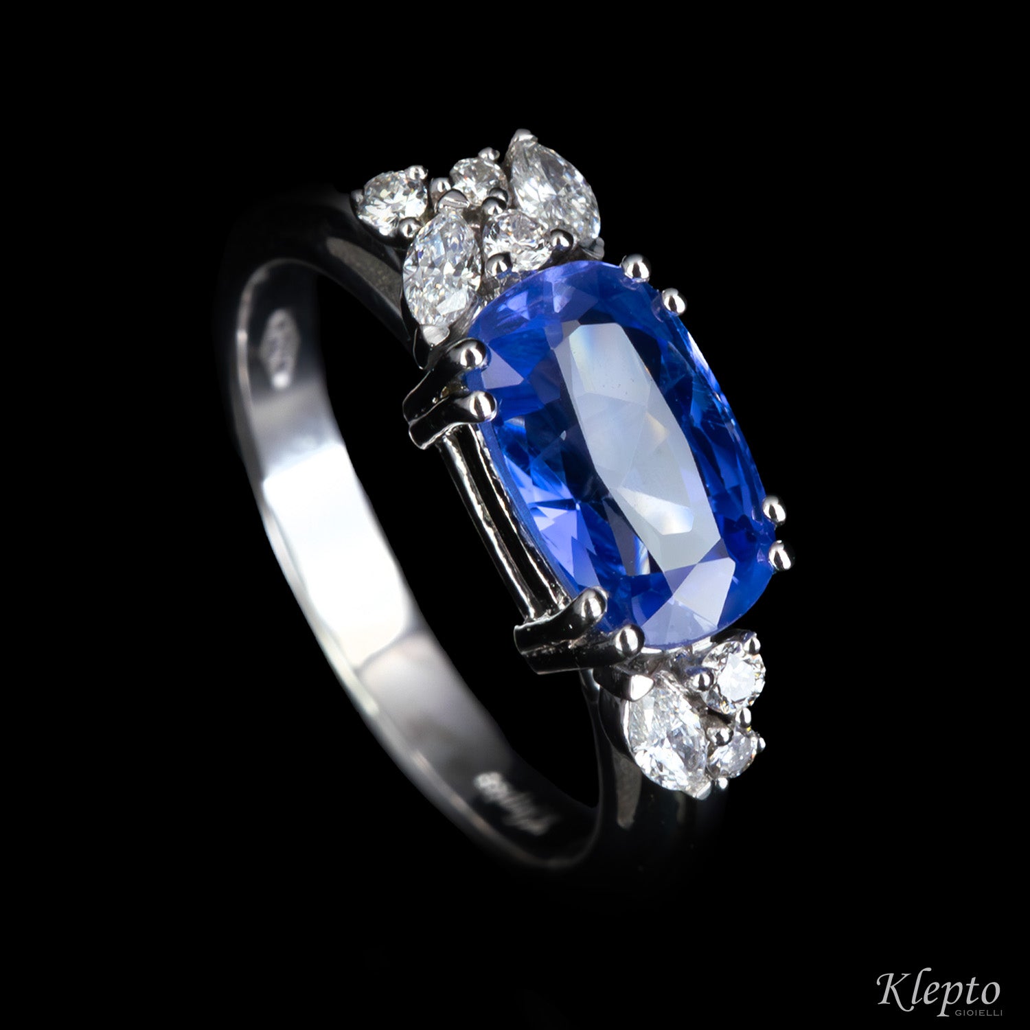 Classic ring by Klepto in white gold with blue Sapphire and Diamonds