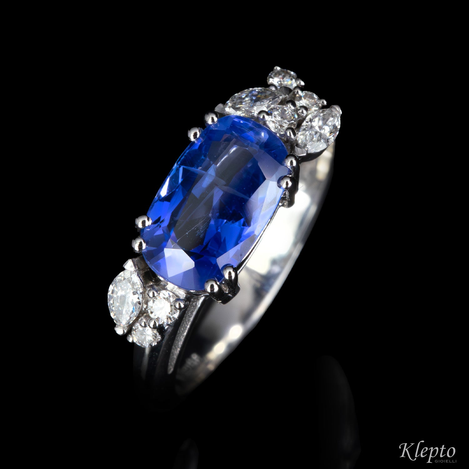 Classic ring by Klepto in white gold with blue Sapphire and Diamonds