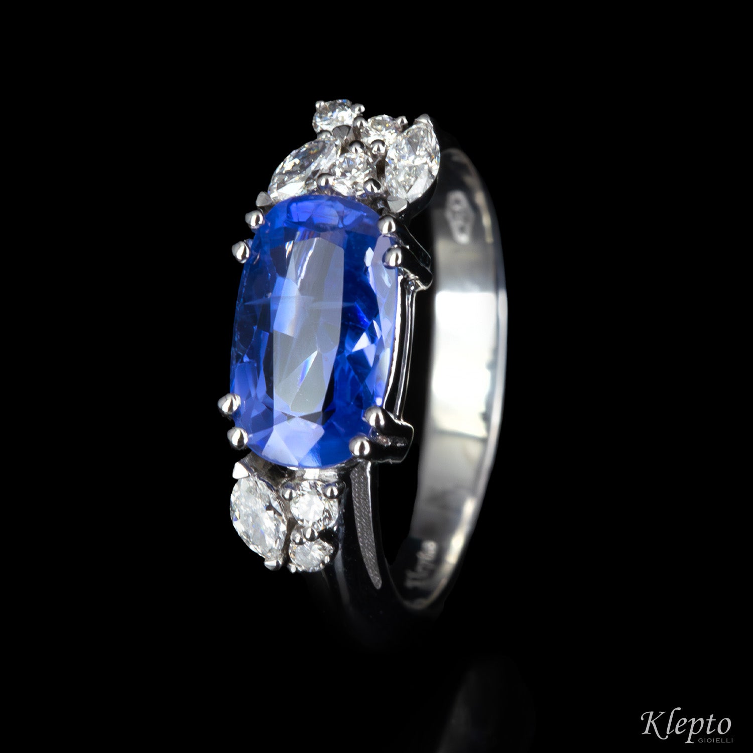 Classic ring by Klepto in white gold with blue Sapphire and Diamonds