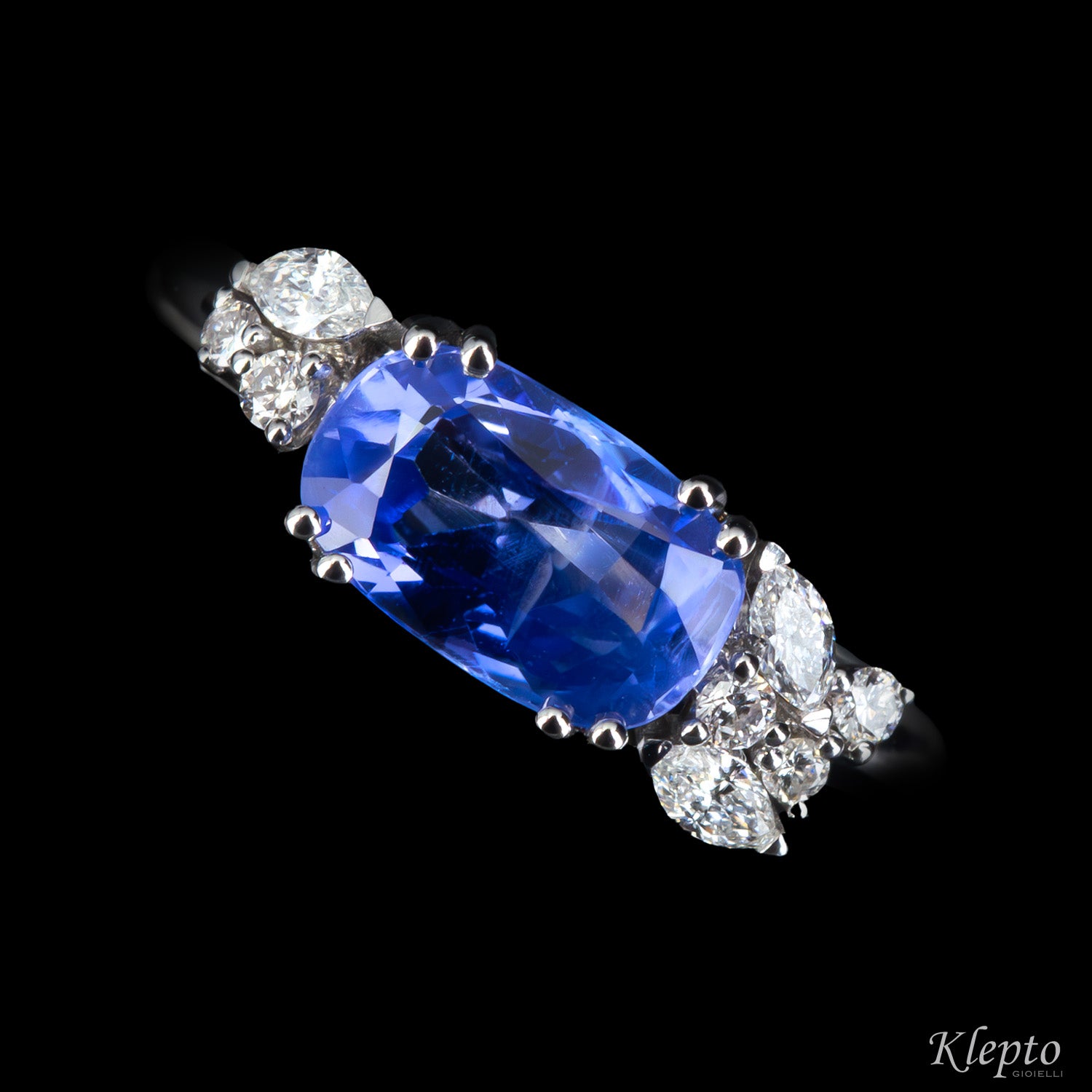 Classic ring by Klepto in white gold with blue Sapphire and Diamonds