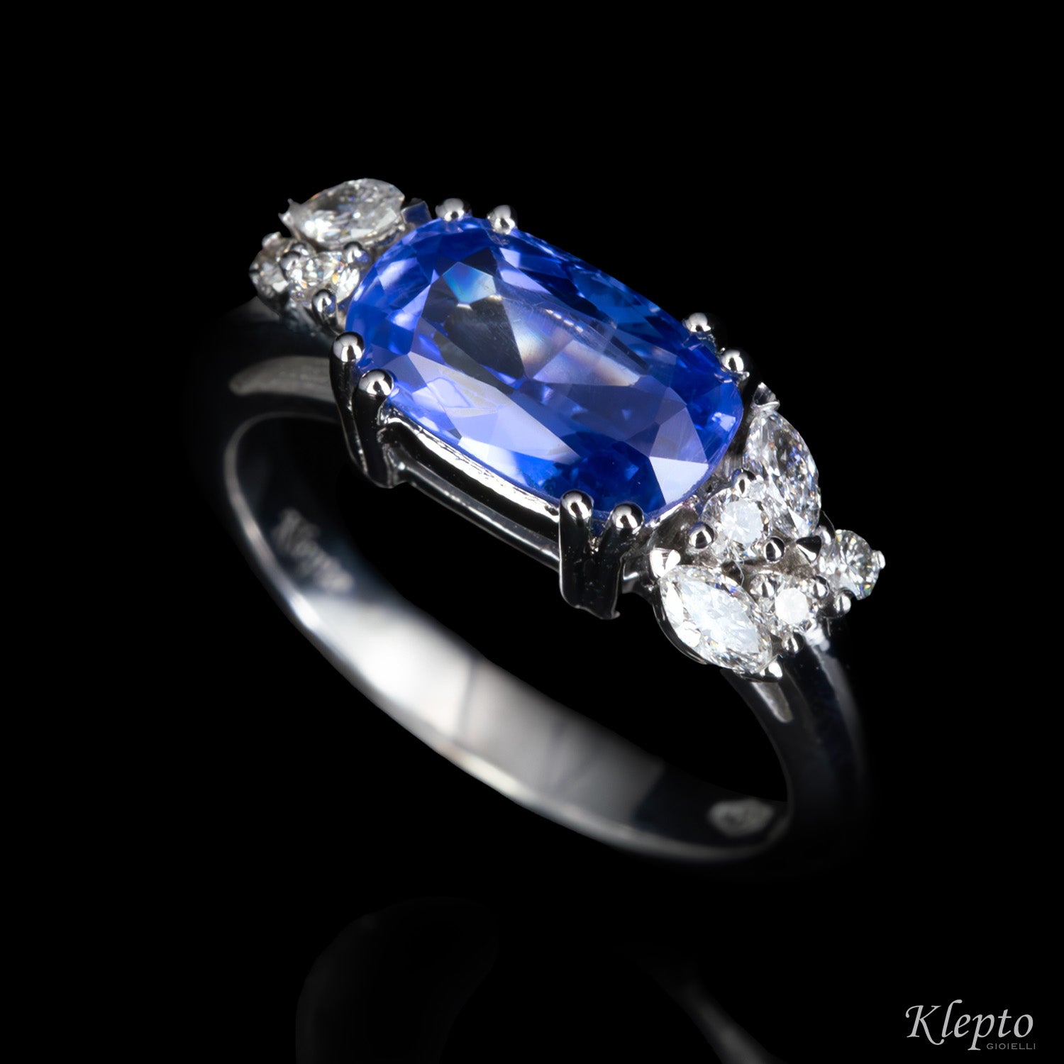 Classic ring by Klepto in white gold with blue Sapphire and Diamonds