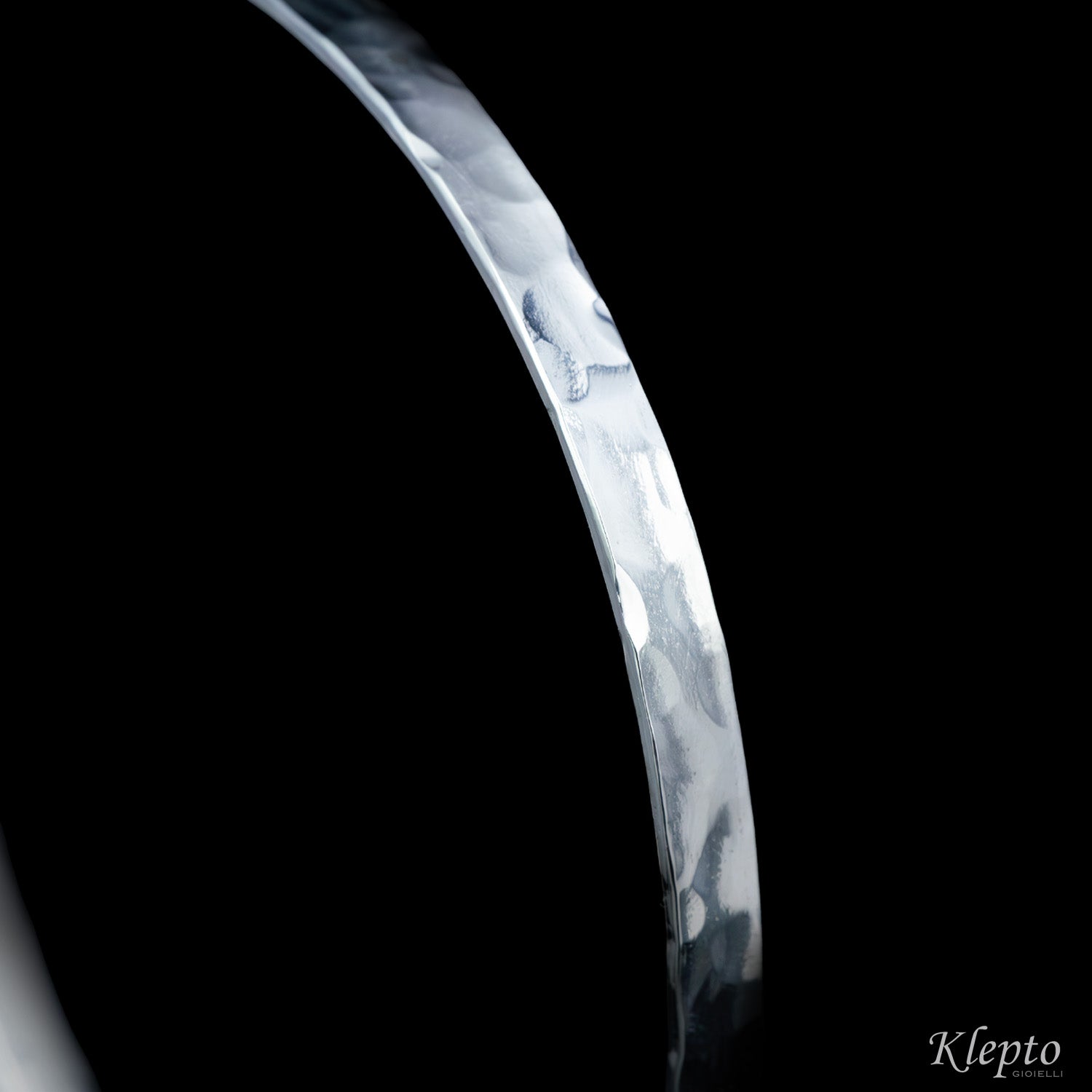 Rigid white gold bracelet