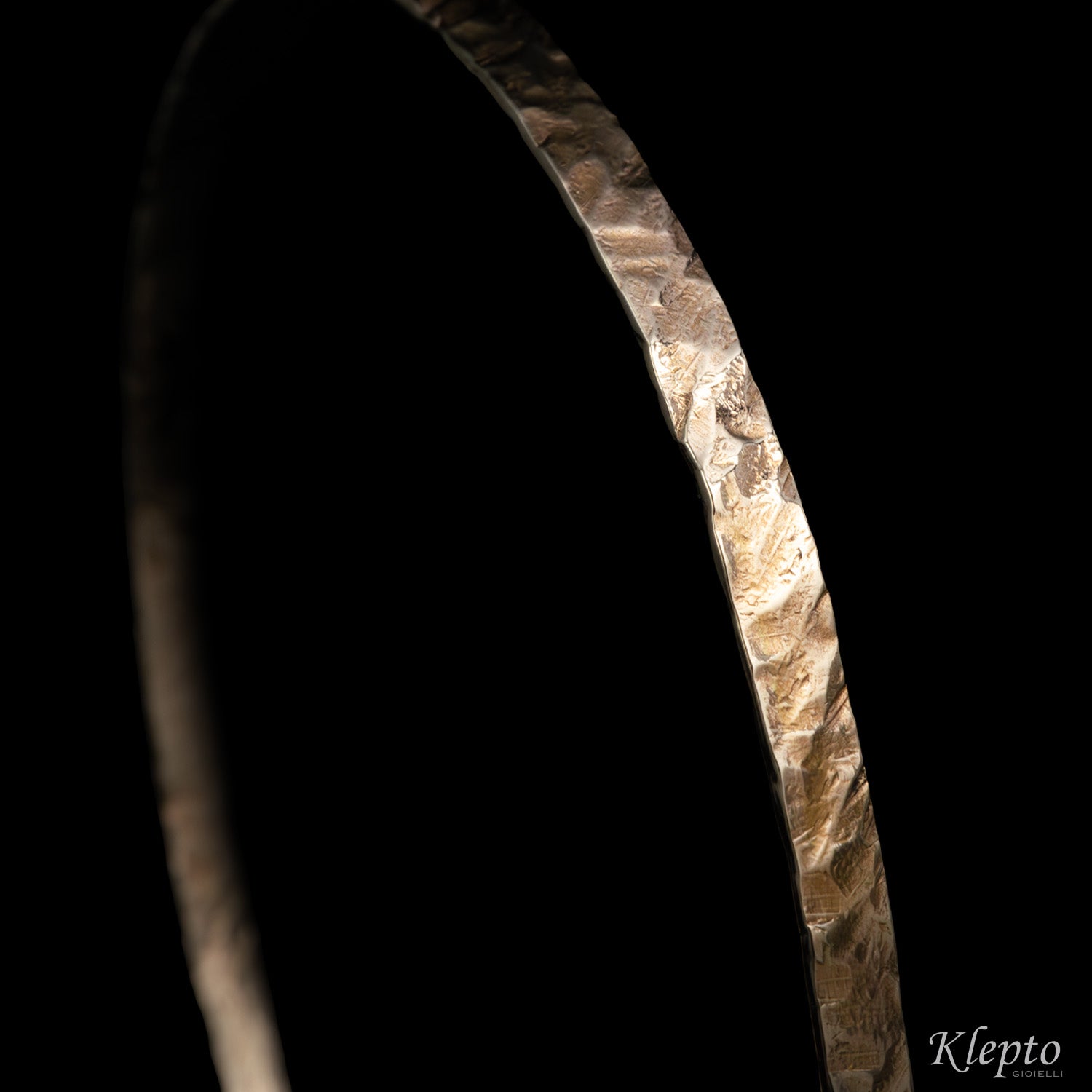 Rigid natural white gold bracelet