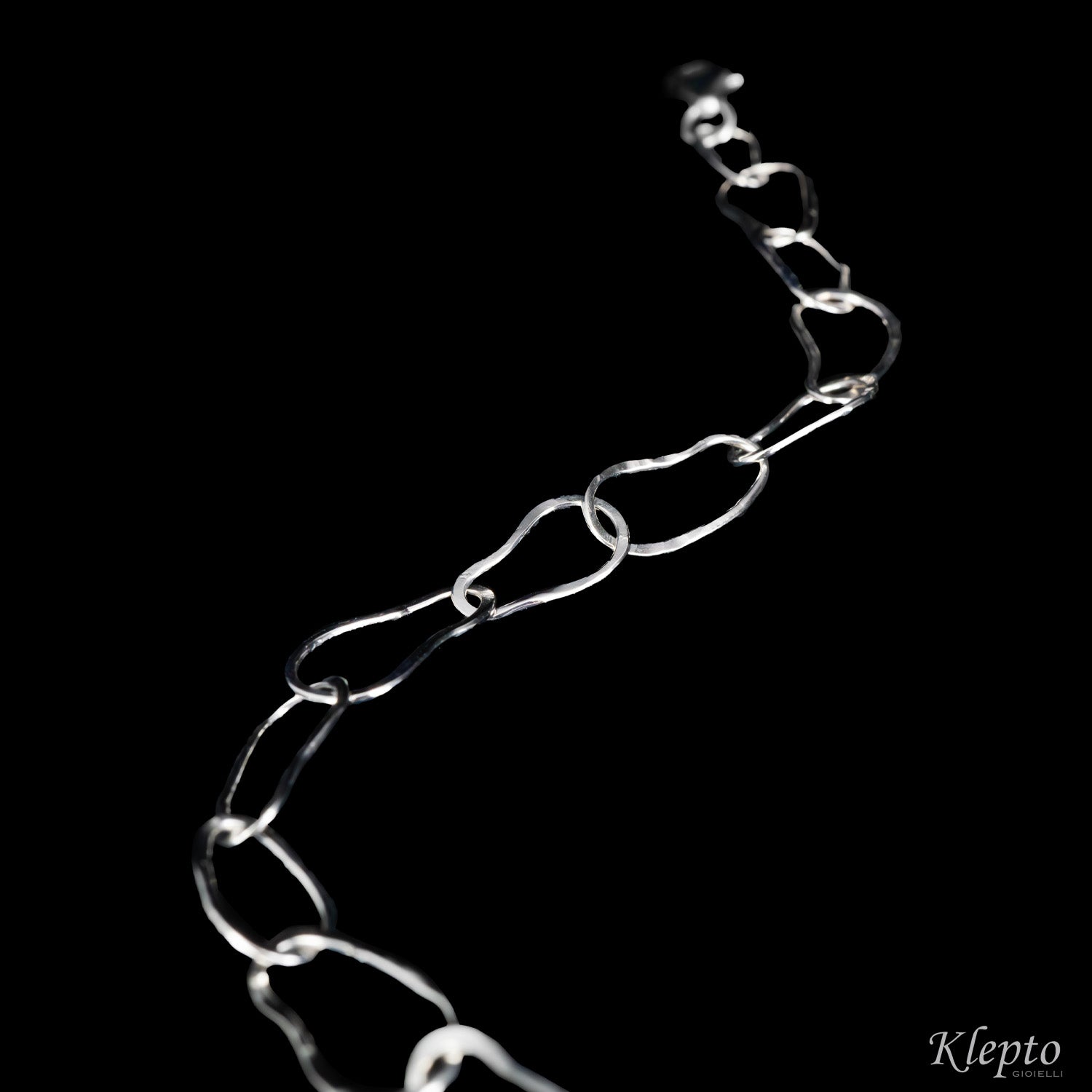 White gold bracelet with oval rings