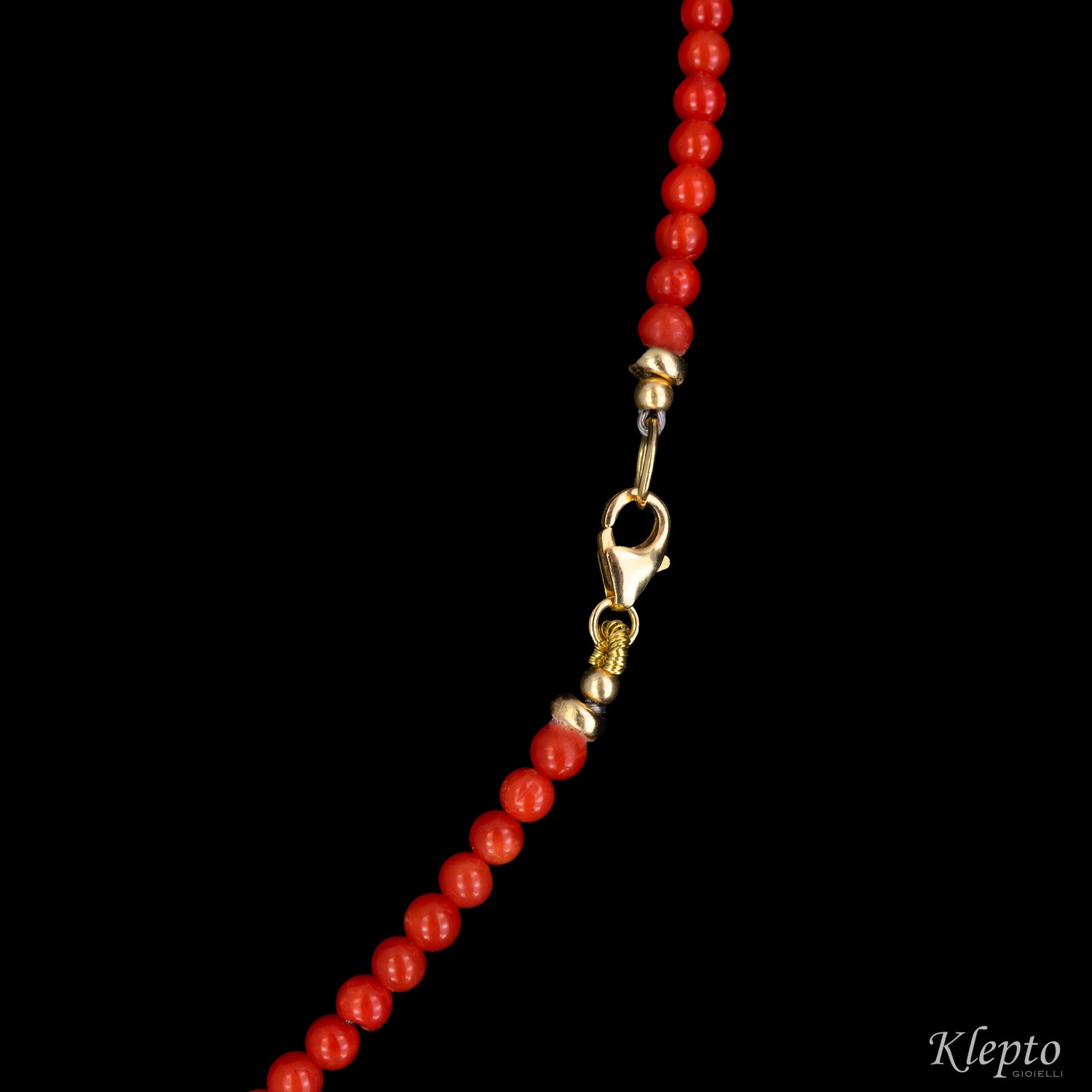 Short yellow gold necklace with Sardinian coral