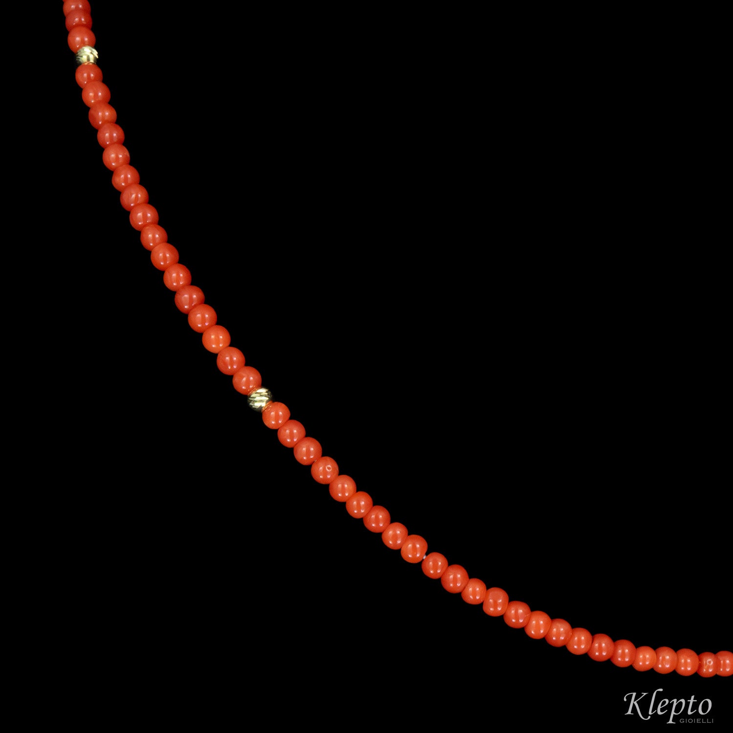 Short yellow gold necklace with coral
