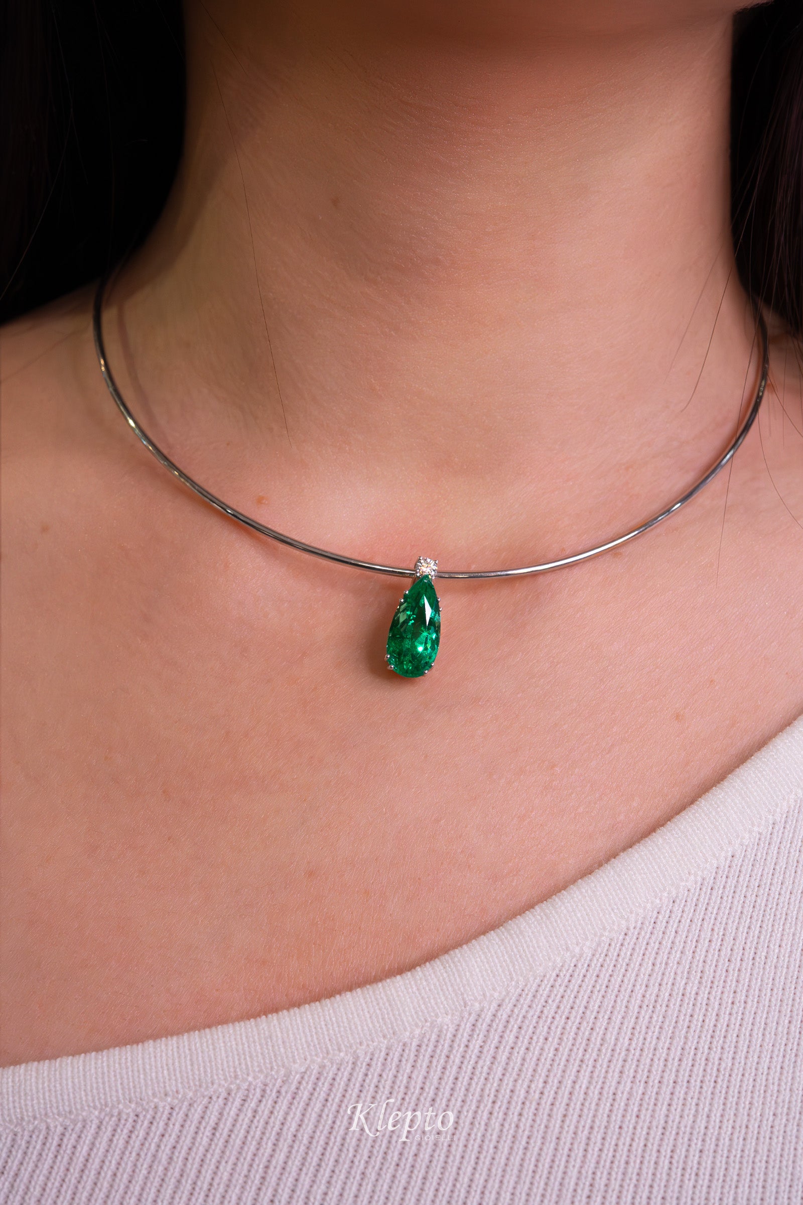 White gold pendant with Emerald and Diamond