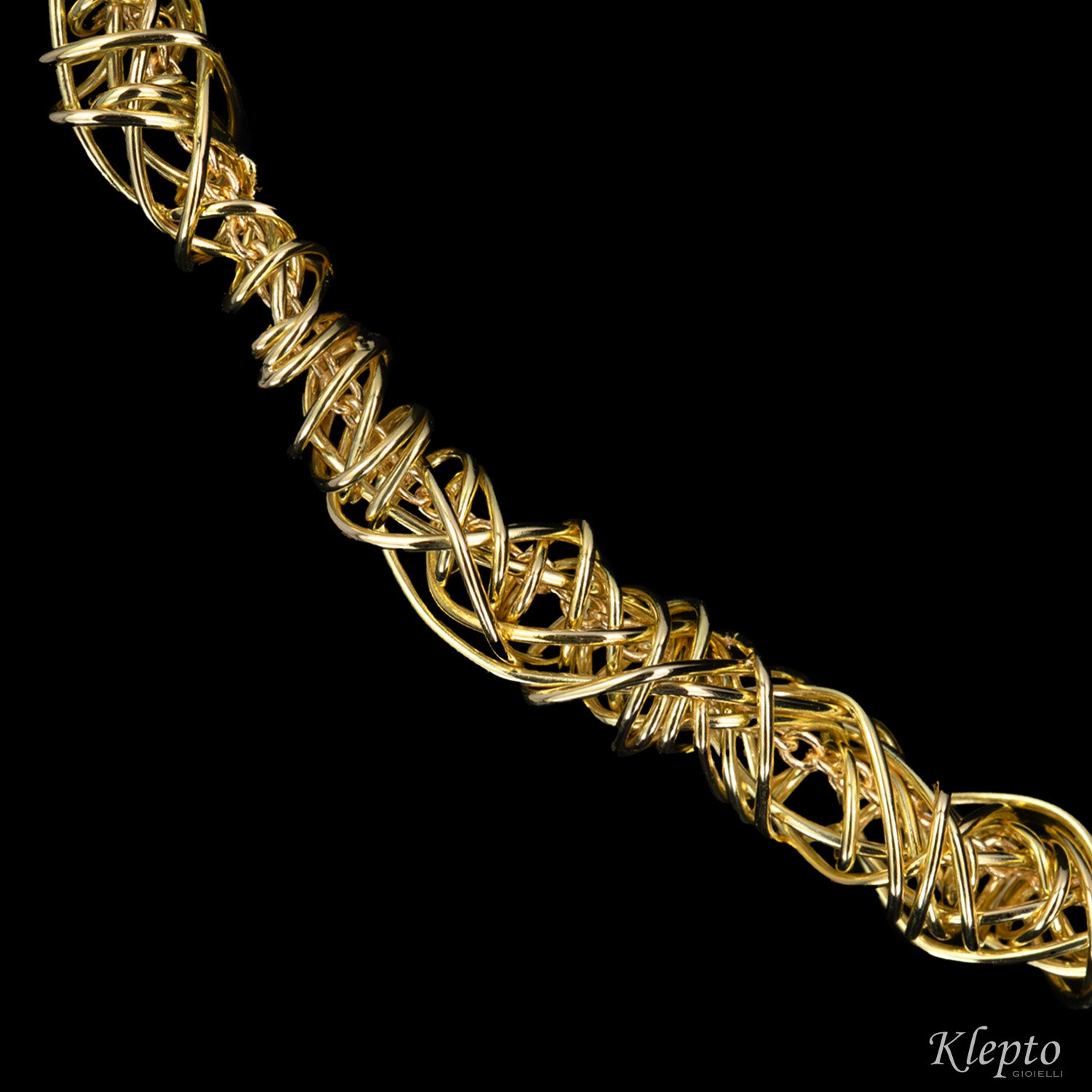 Yellow gold wire necklace