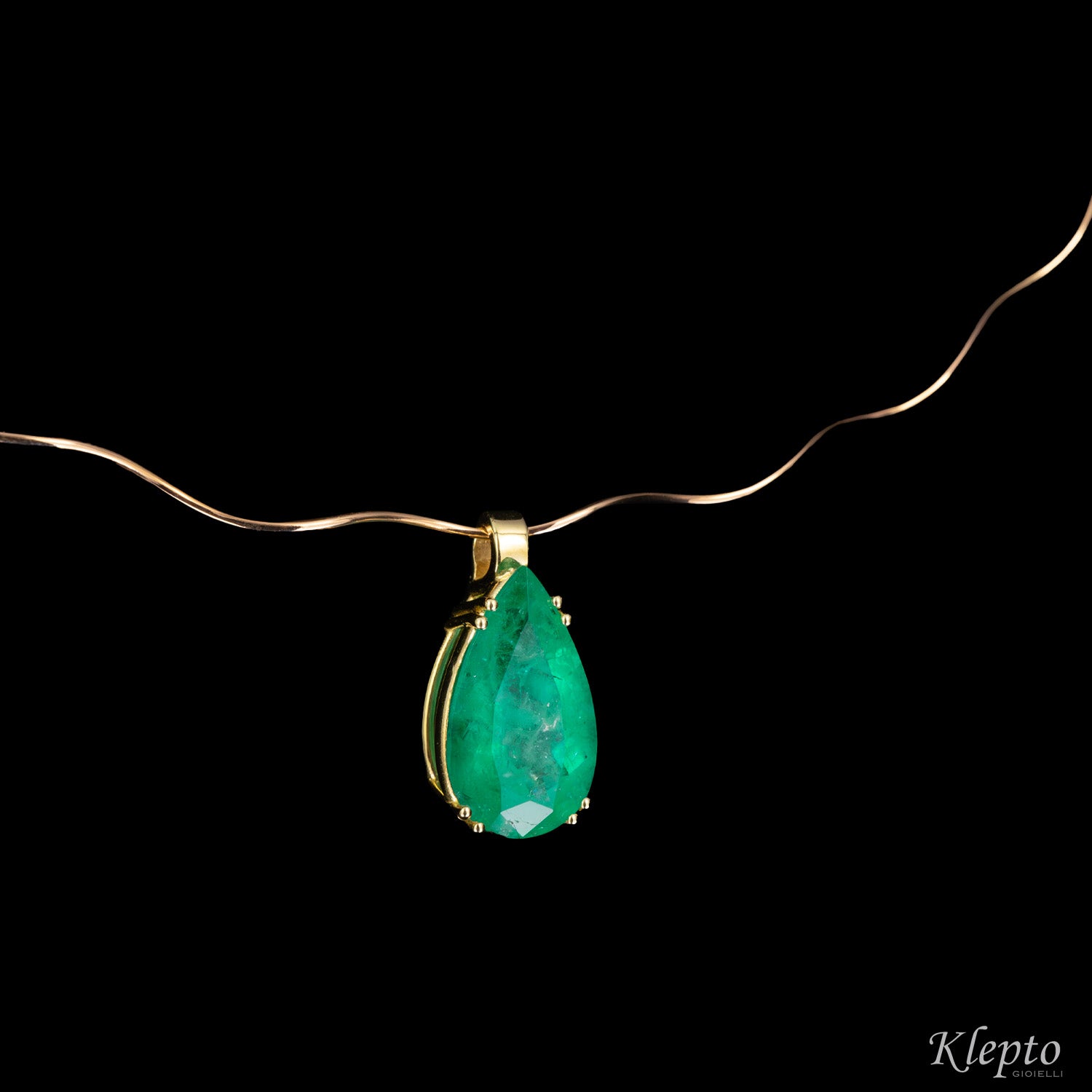 Yellow gold necklace with pear-cut emerald