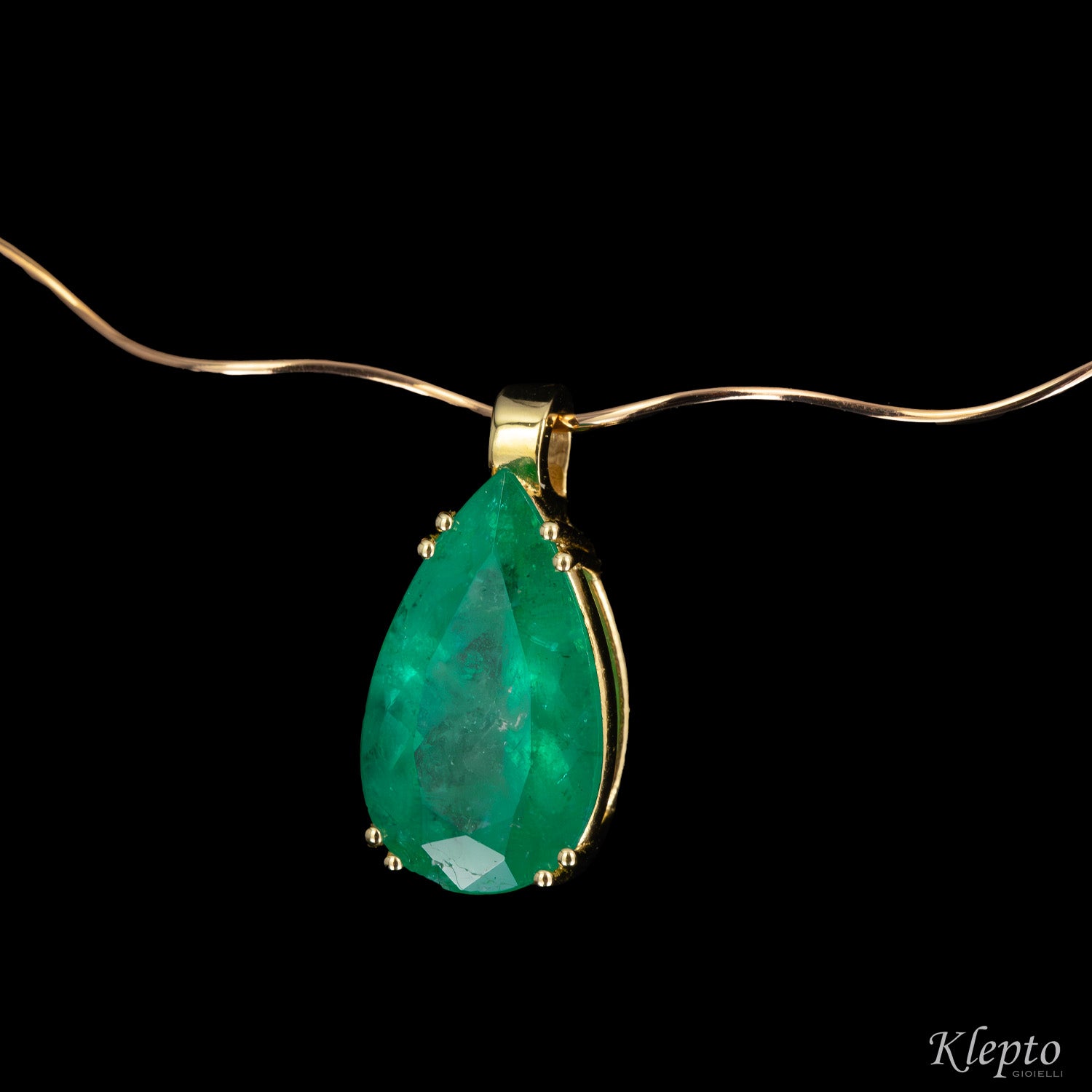 Yellow gold necklace with pear-cut emerald