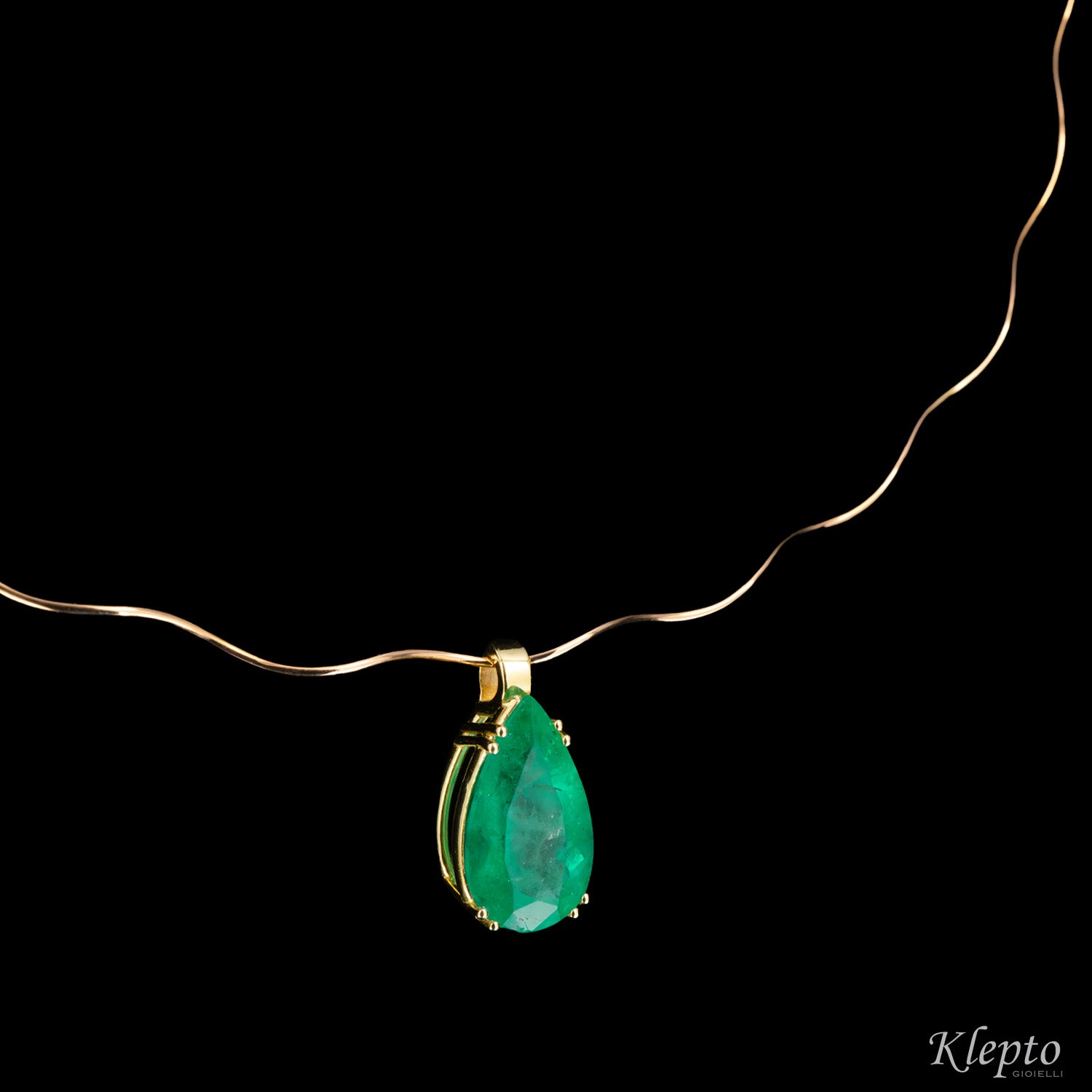 Yellow gold necklace with pear-cut emerald