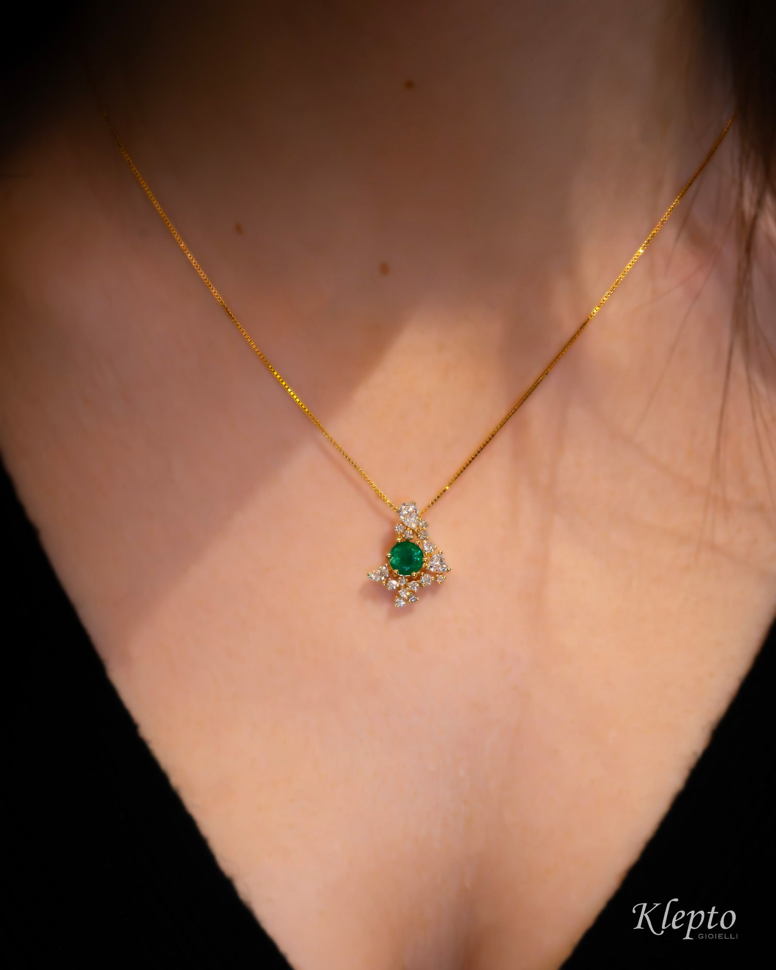 Yellow gold pendant with Emerald and Diamonds