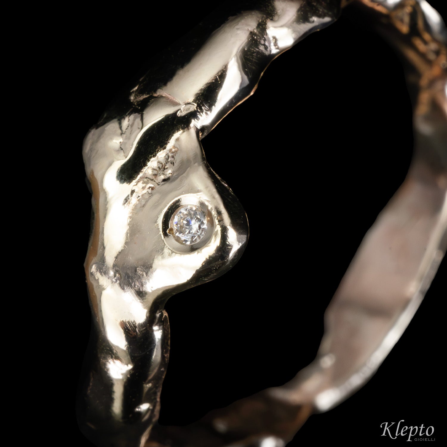 Flame-fused natural white gold ring with diamond