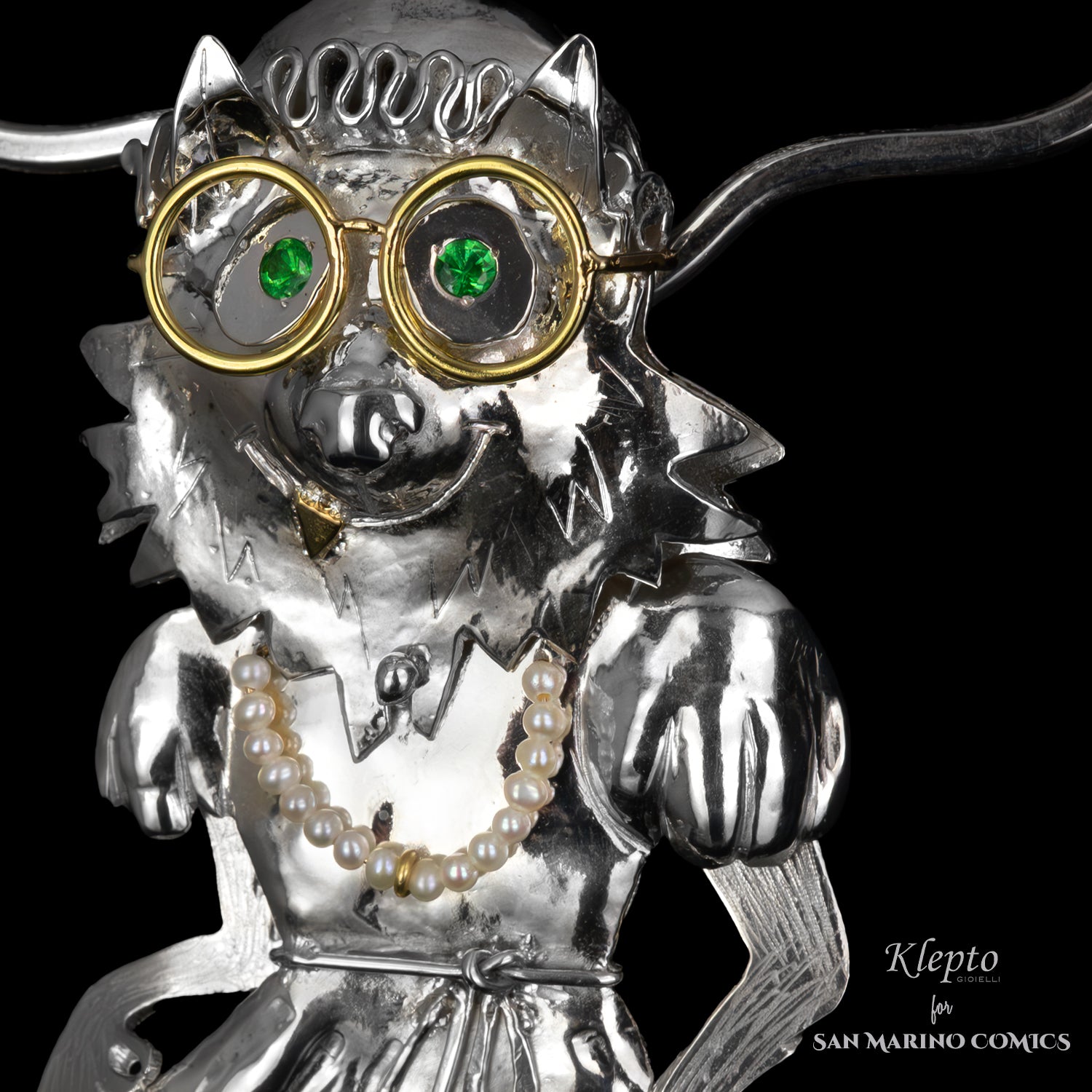Silver Pendant Silnova "The Wolf" with Tsavorite, Lake Pearls and yellow gold details